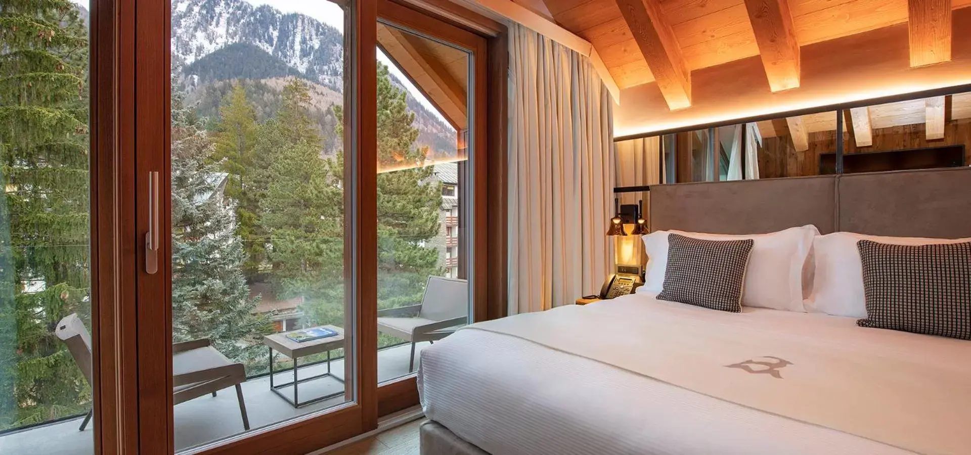 Balcony/Terrace, Bed in Le Massif Hotel & Lodge Courmayeur The Leading Hotels of the World