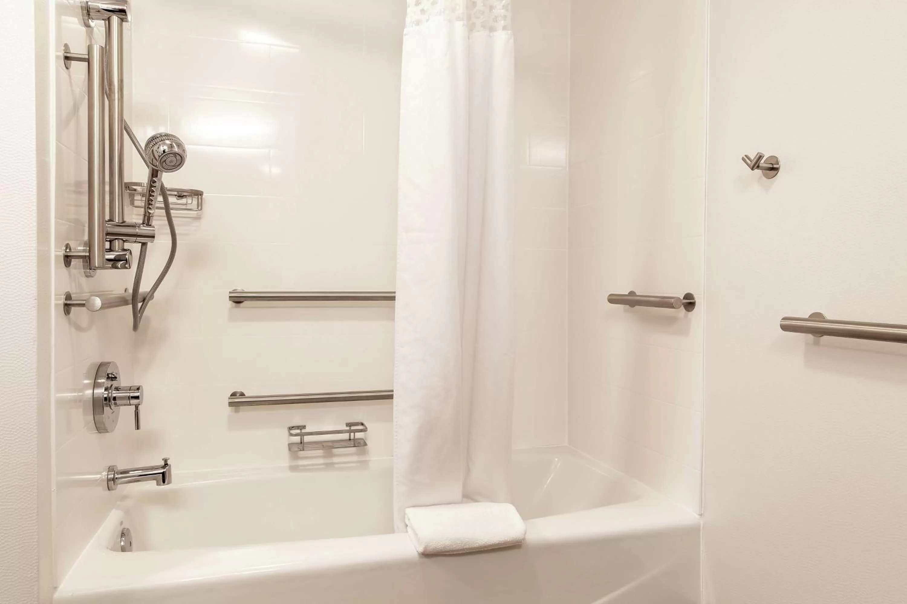 Bathroom in Hampton Inn Rockford