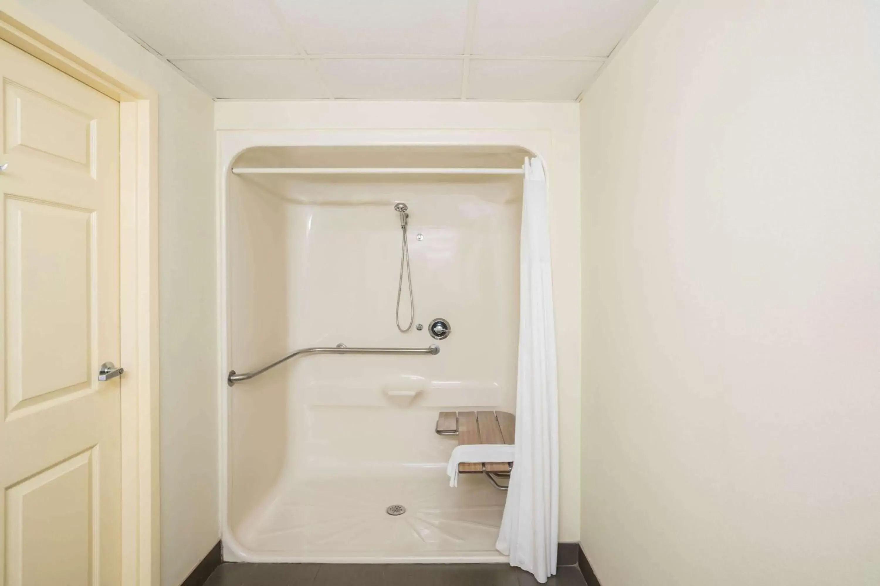 Shower, Bathroom in Days Inn by Wyndham Clarksville North EXIT 4
