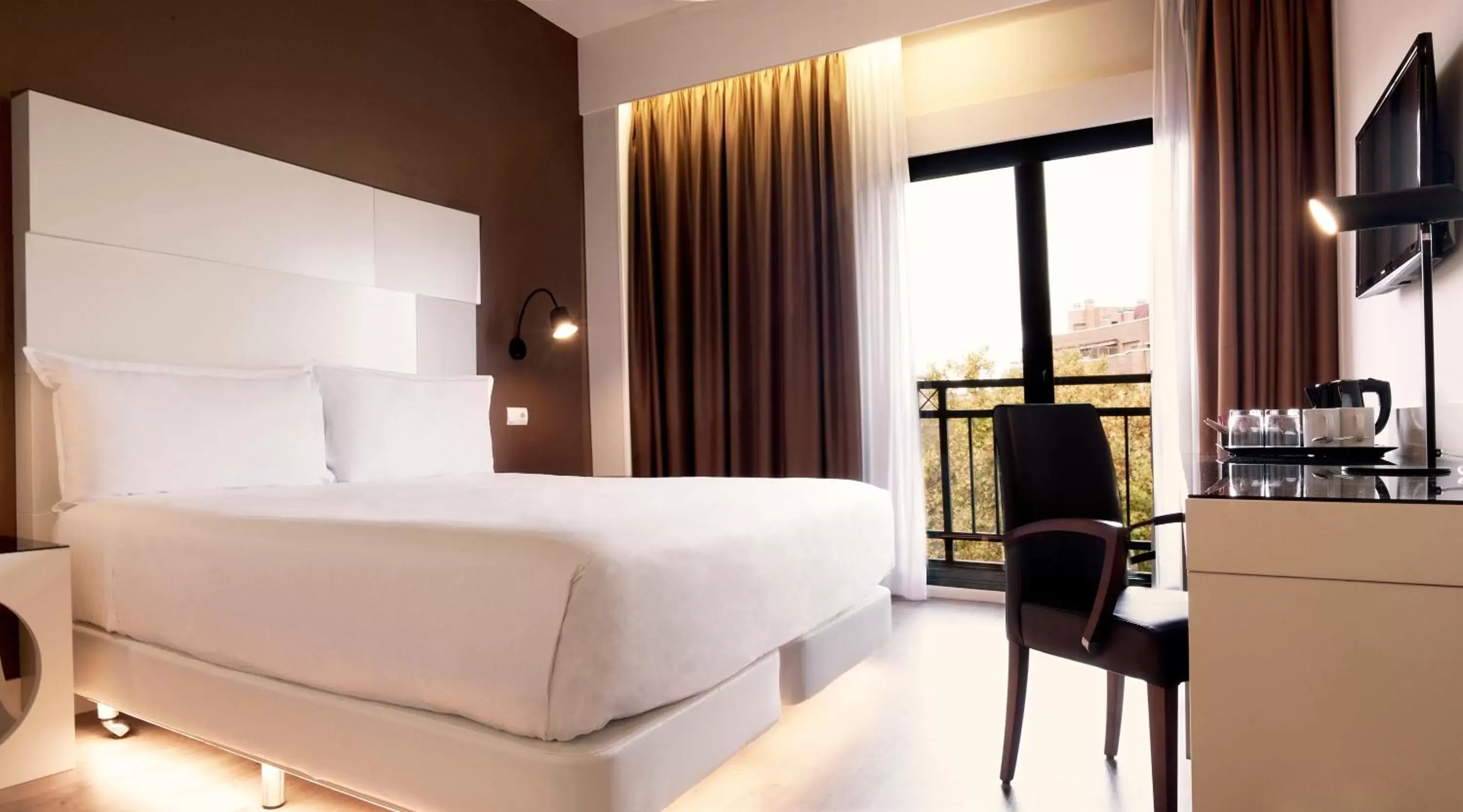 Photo of the whole room, Bed in Elba Madrid Alcalá