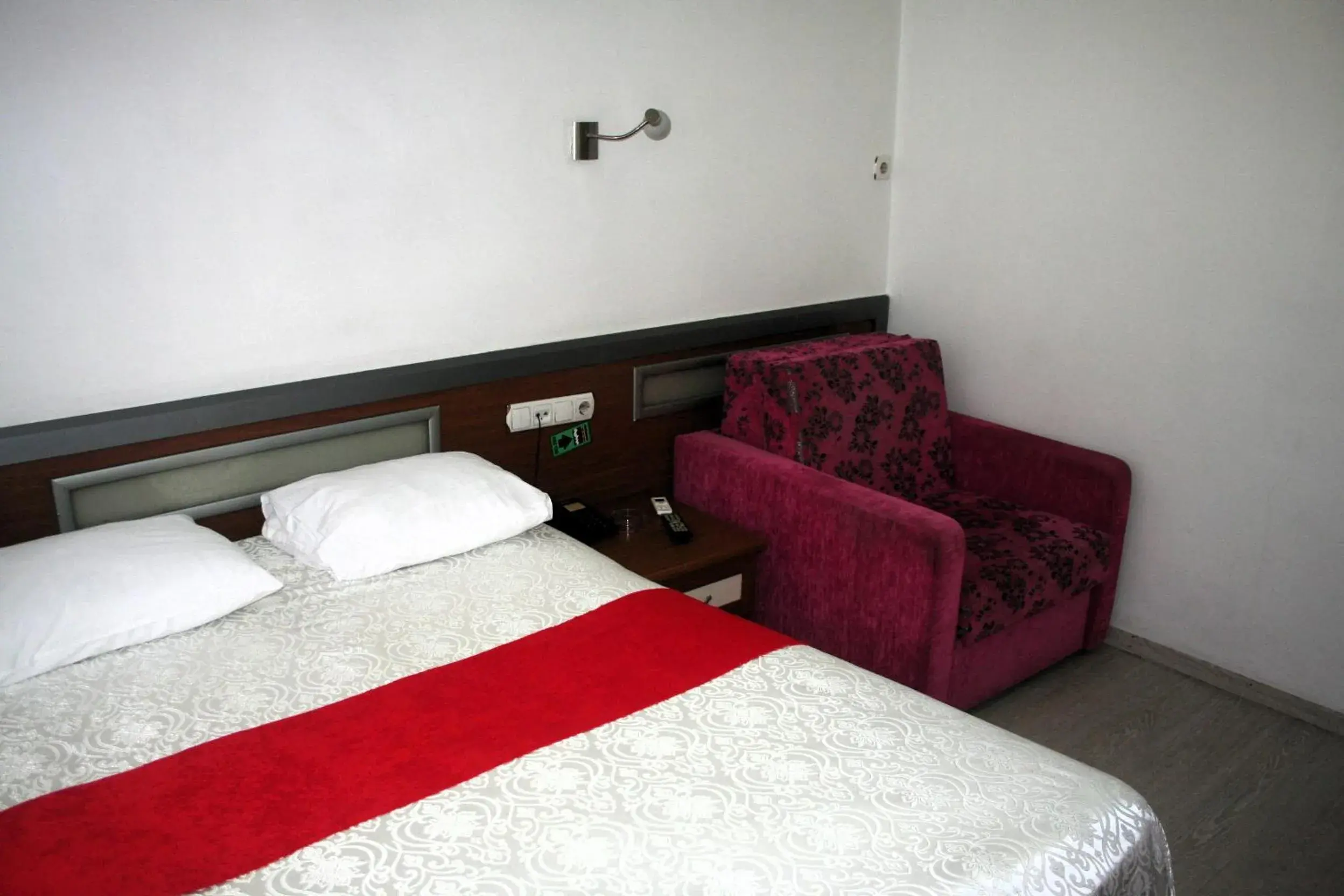 Bed in Yeni Kosk Esra Hotel