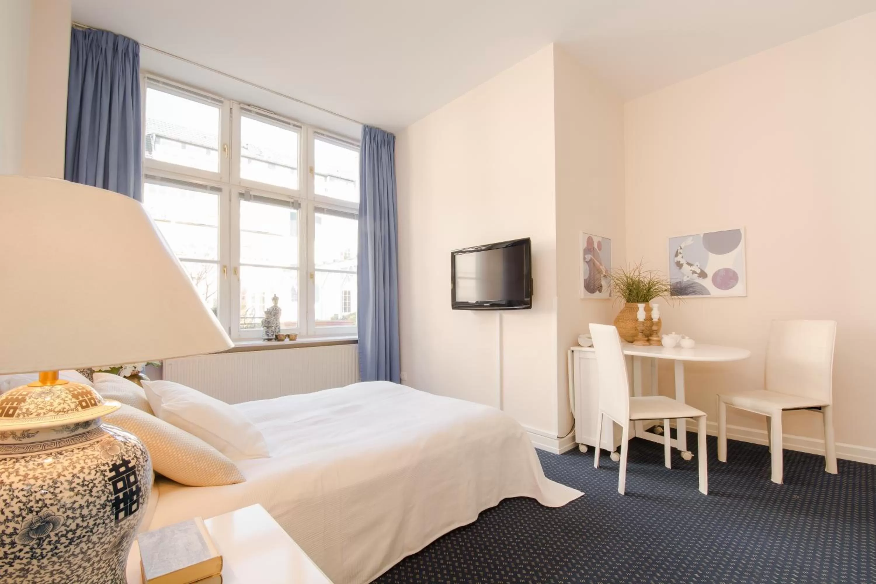 Photo of the whole room, Bed in Carlstadt Suites Düsseldorf
