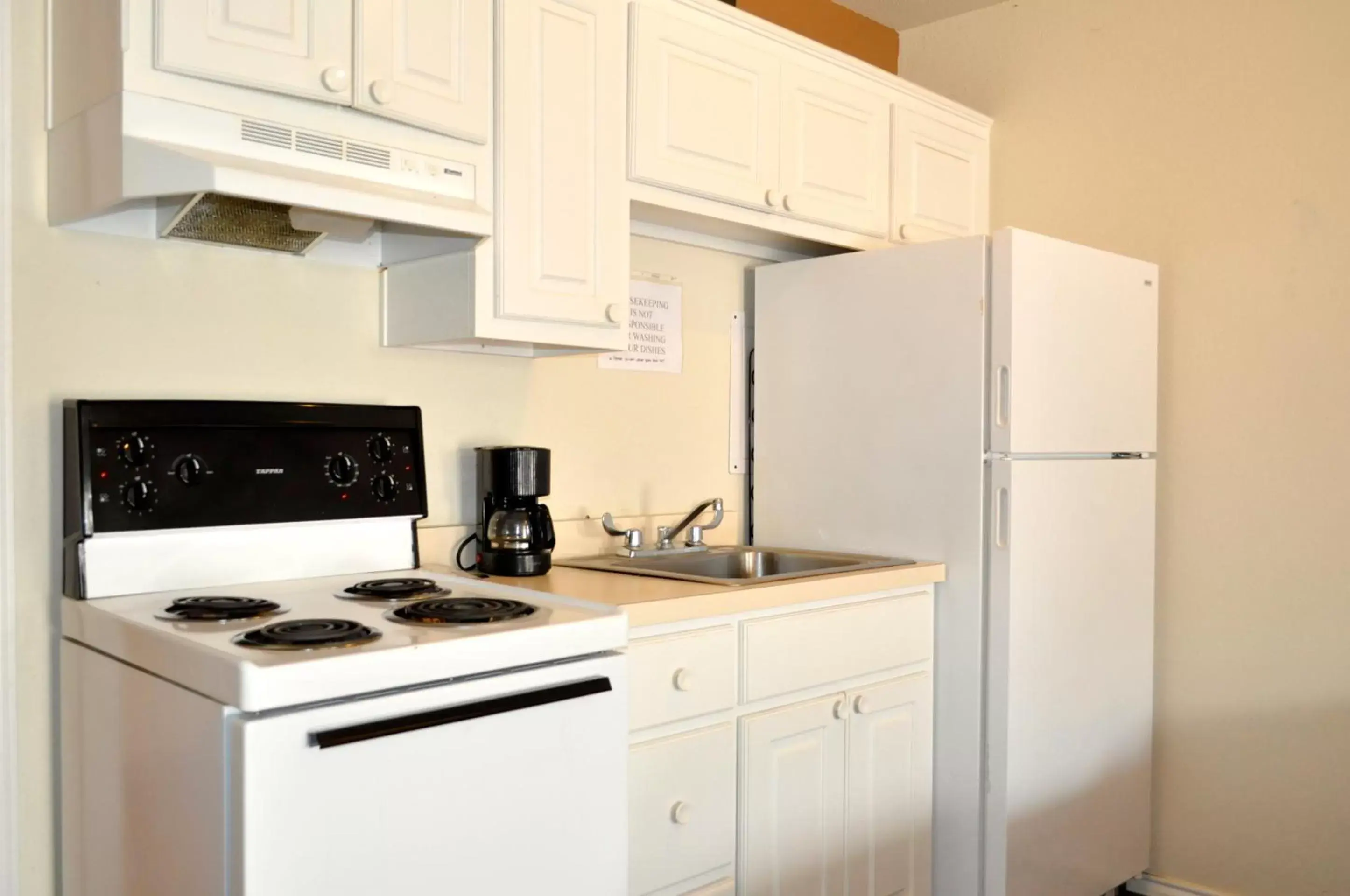 Kitchen/Kitchenette in Andrews Motor Inn