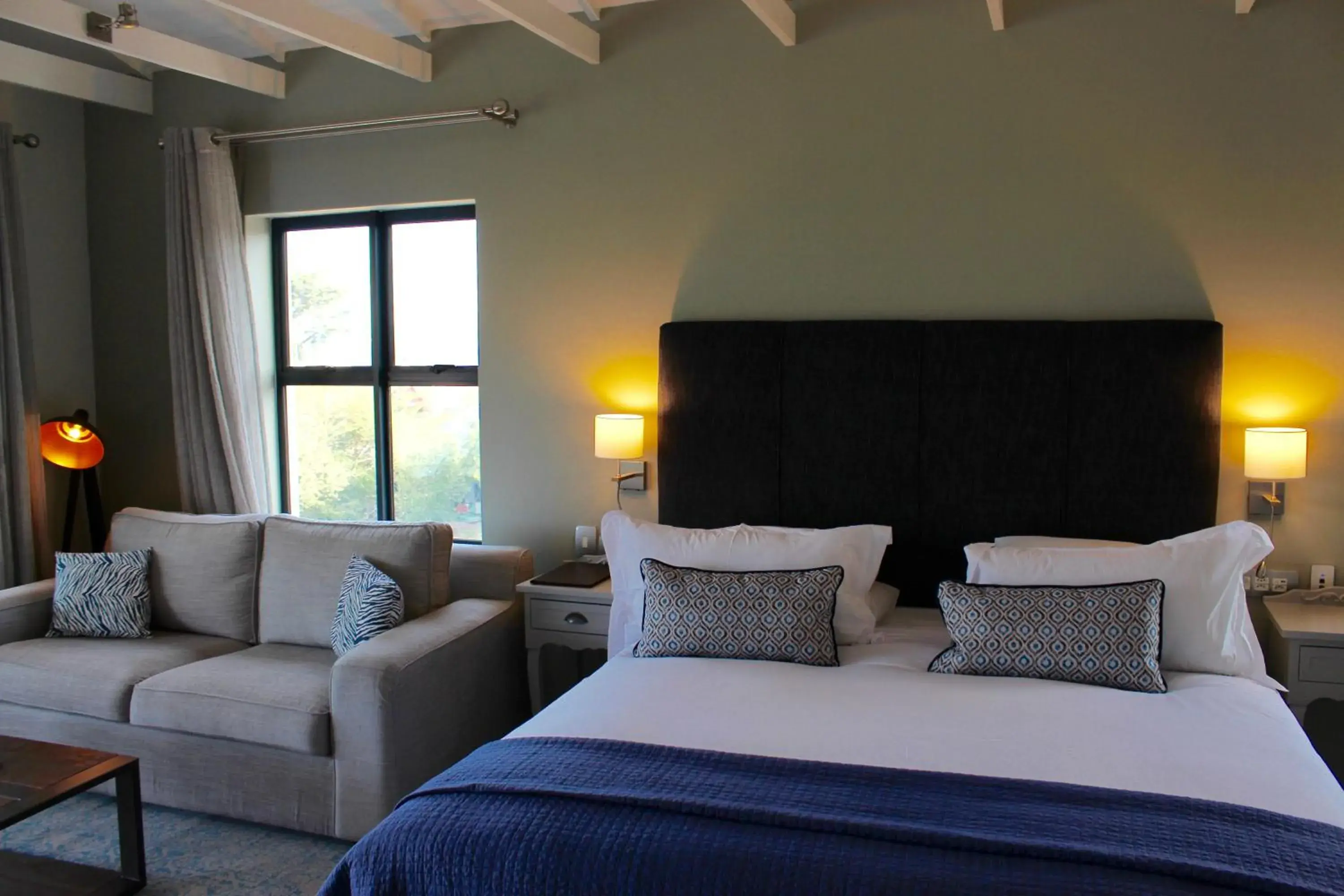 Photo of the whole room, Bed in Whale Rock Luxury Lodge