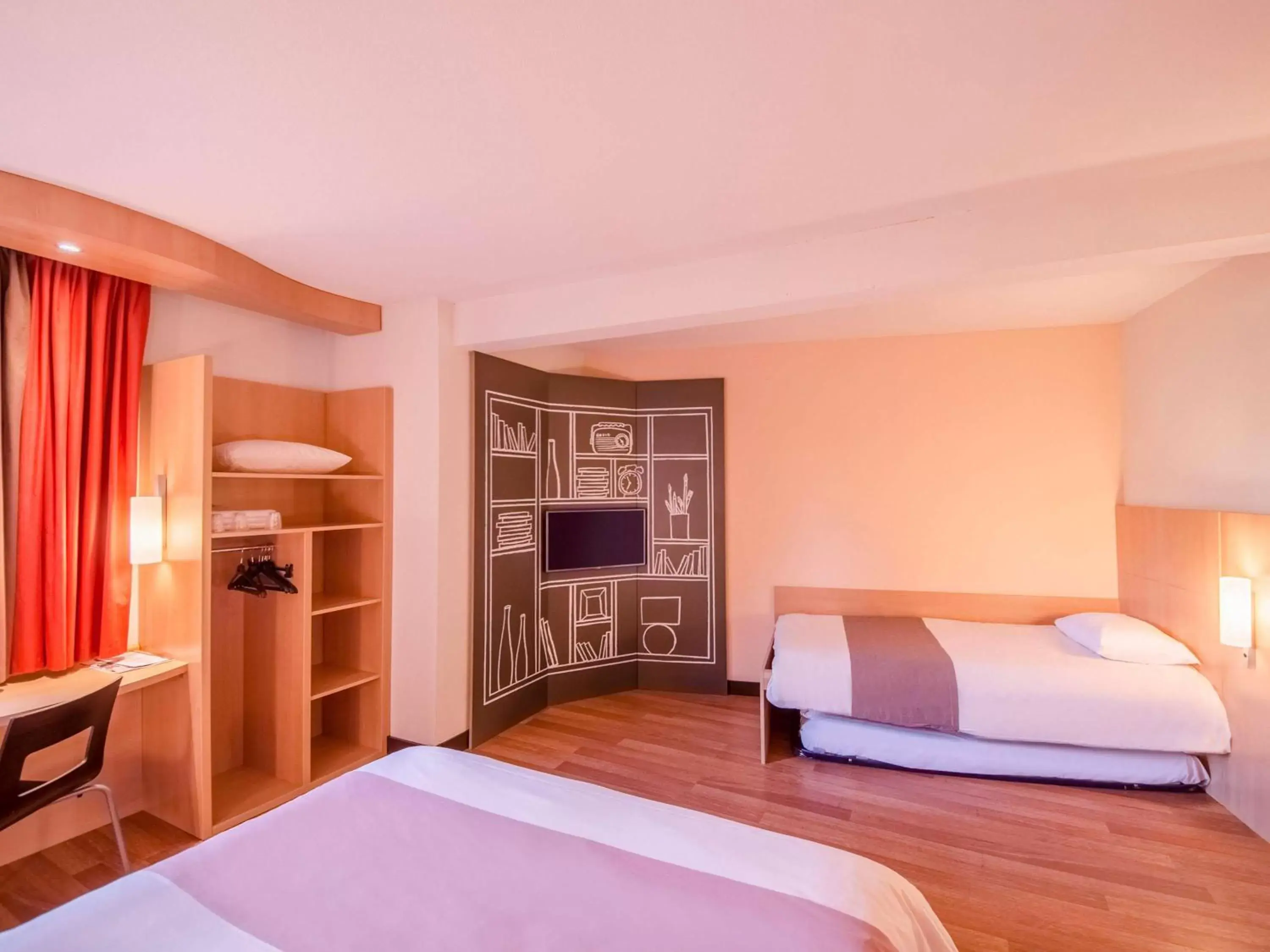 Photo of the whole room, Bed in Ibis Sarlat Centre Photo of the whole room, Bed in Ibis Sarlat Centre