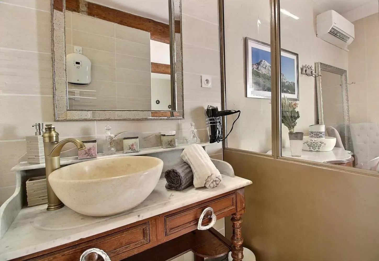 Bedroom, Bathroom in LE MAS COTHY en Provence