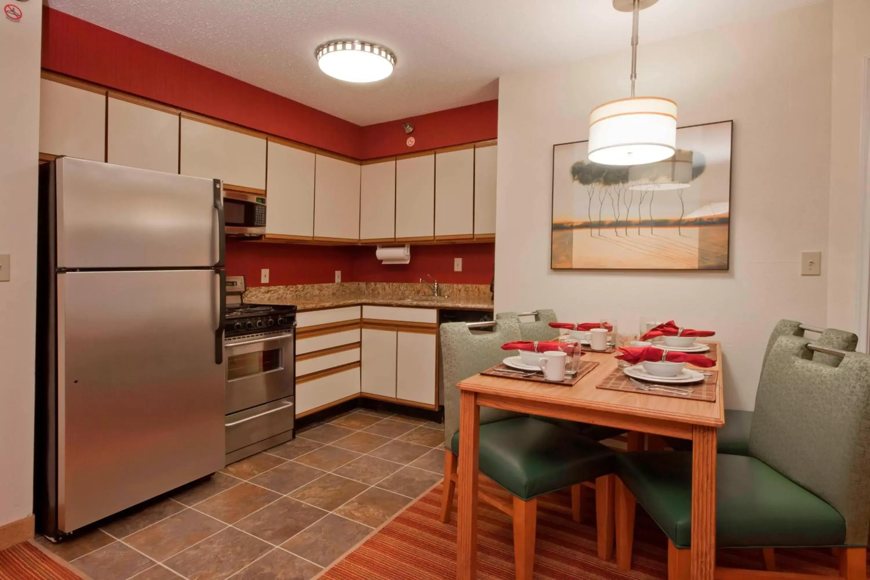 Bedroom, Kitchen/Kitchenette in Residence Inn by Marriott Davenport