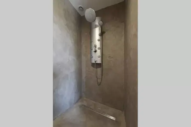 Shower, Bathroom in Le Mazet Chambre d'Hôtes