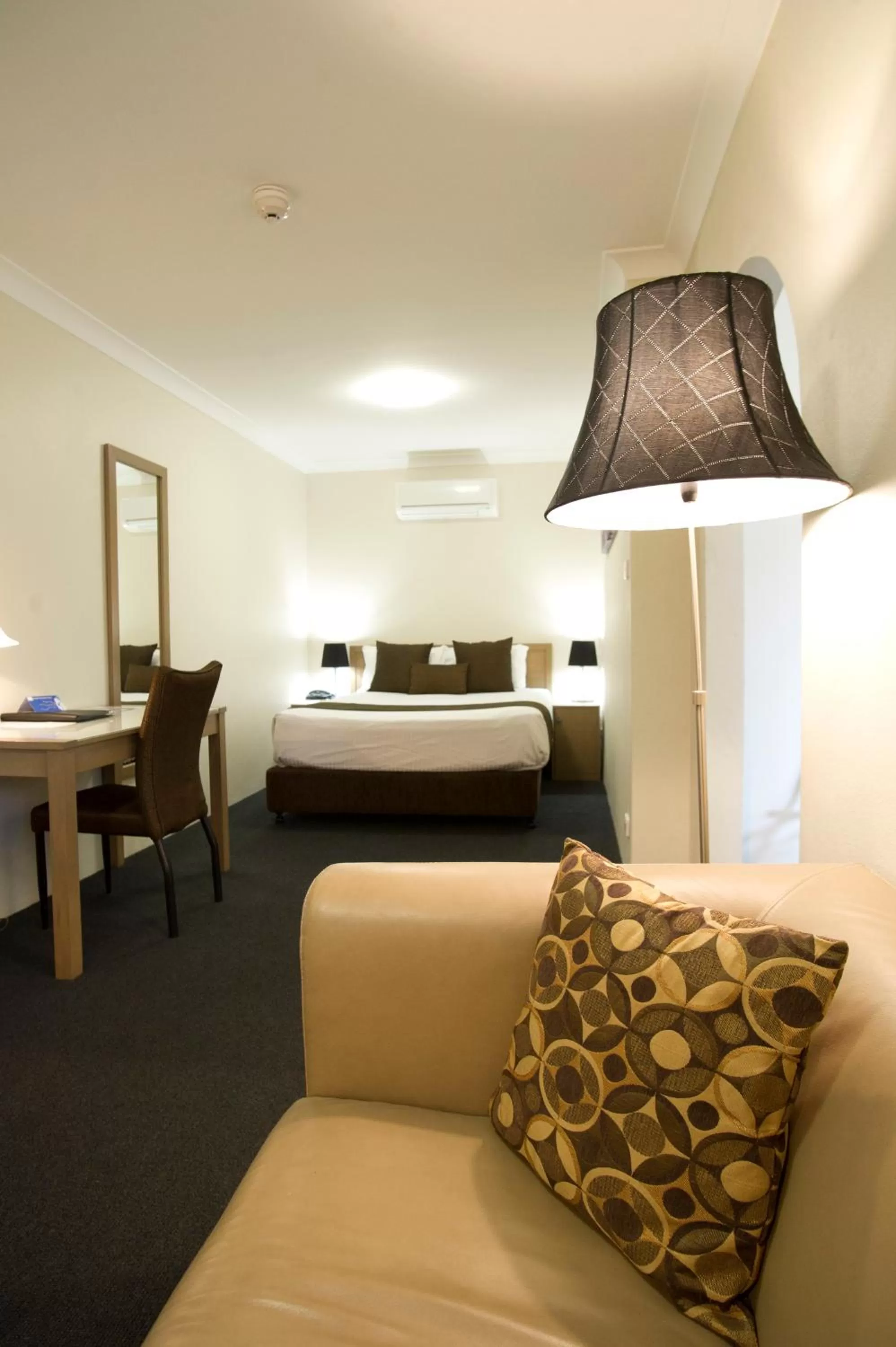 Seating area, Bed in Noah's Mid City Motor Inn Muswellbrook