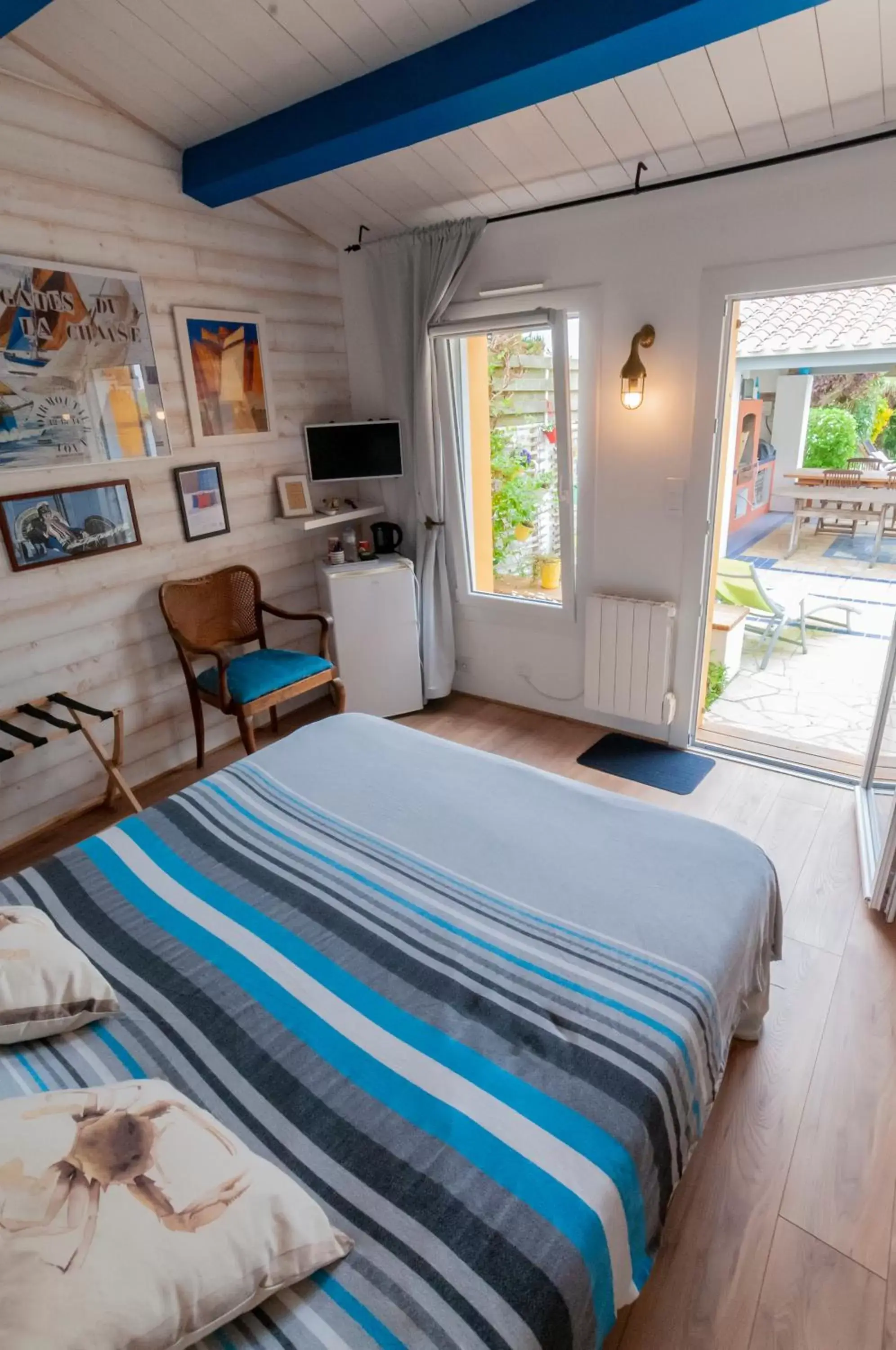 Bedroom, Bed in Les Yeux Bleus Bed & Breakfast