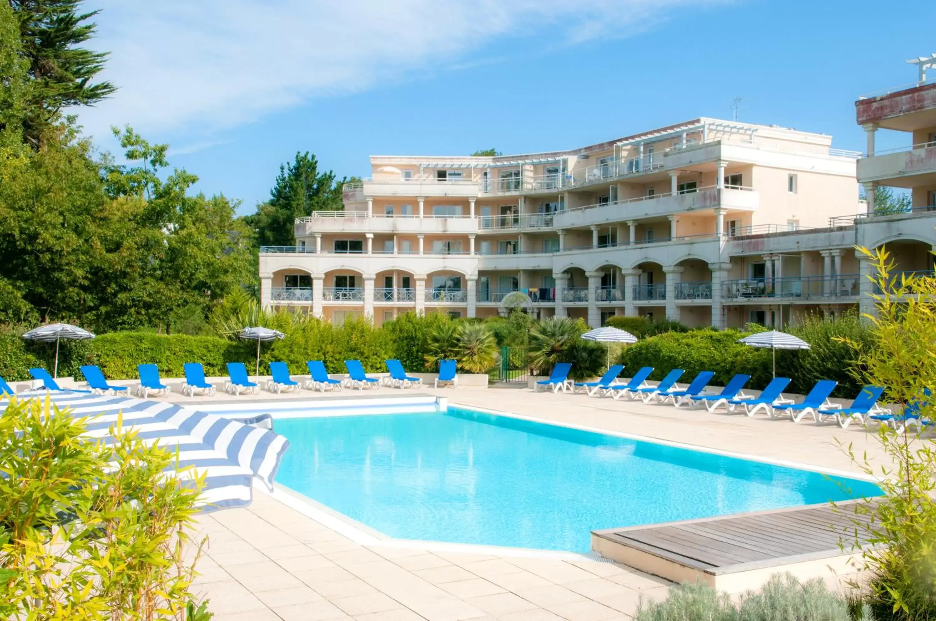 Swimming pool, Property Building in Goélia - Résidence Royal Park