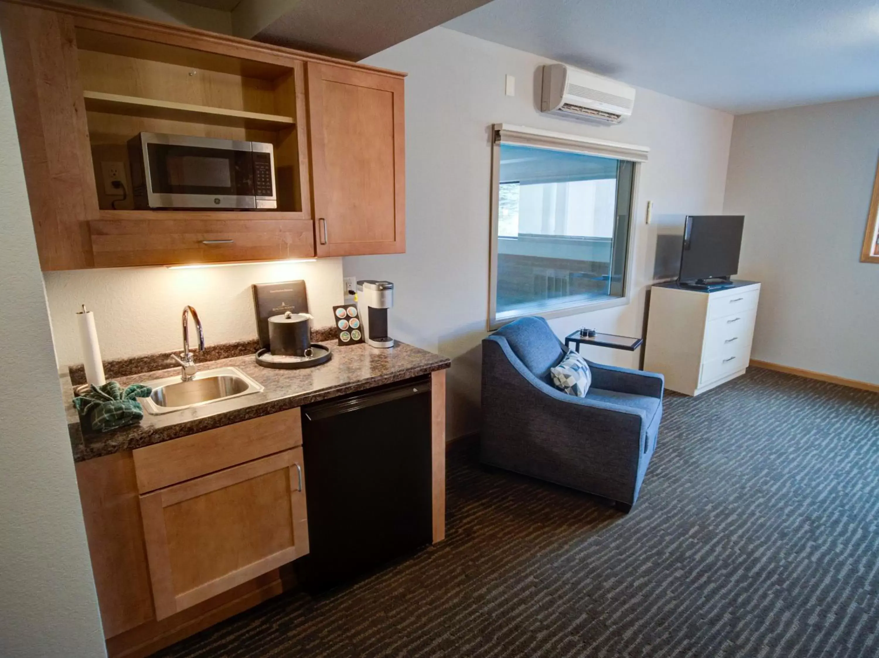 Standard Room - Non-Lakeview in Beacon Pointe on Lake Superior