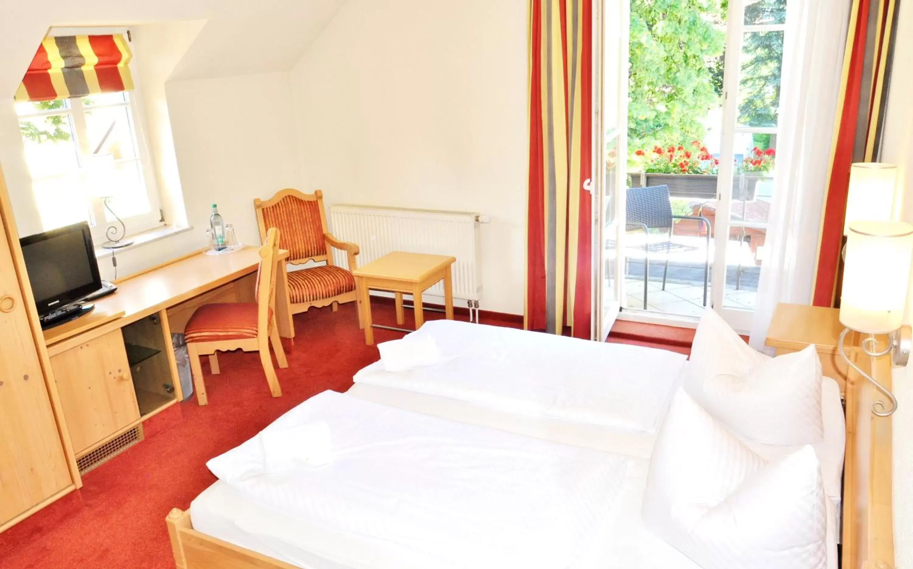 Bed, Room Photo in Hotel Alttolkewitzer Hof