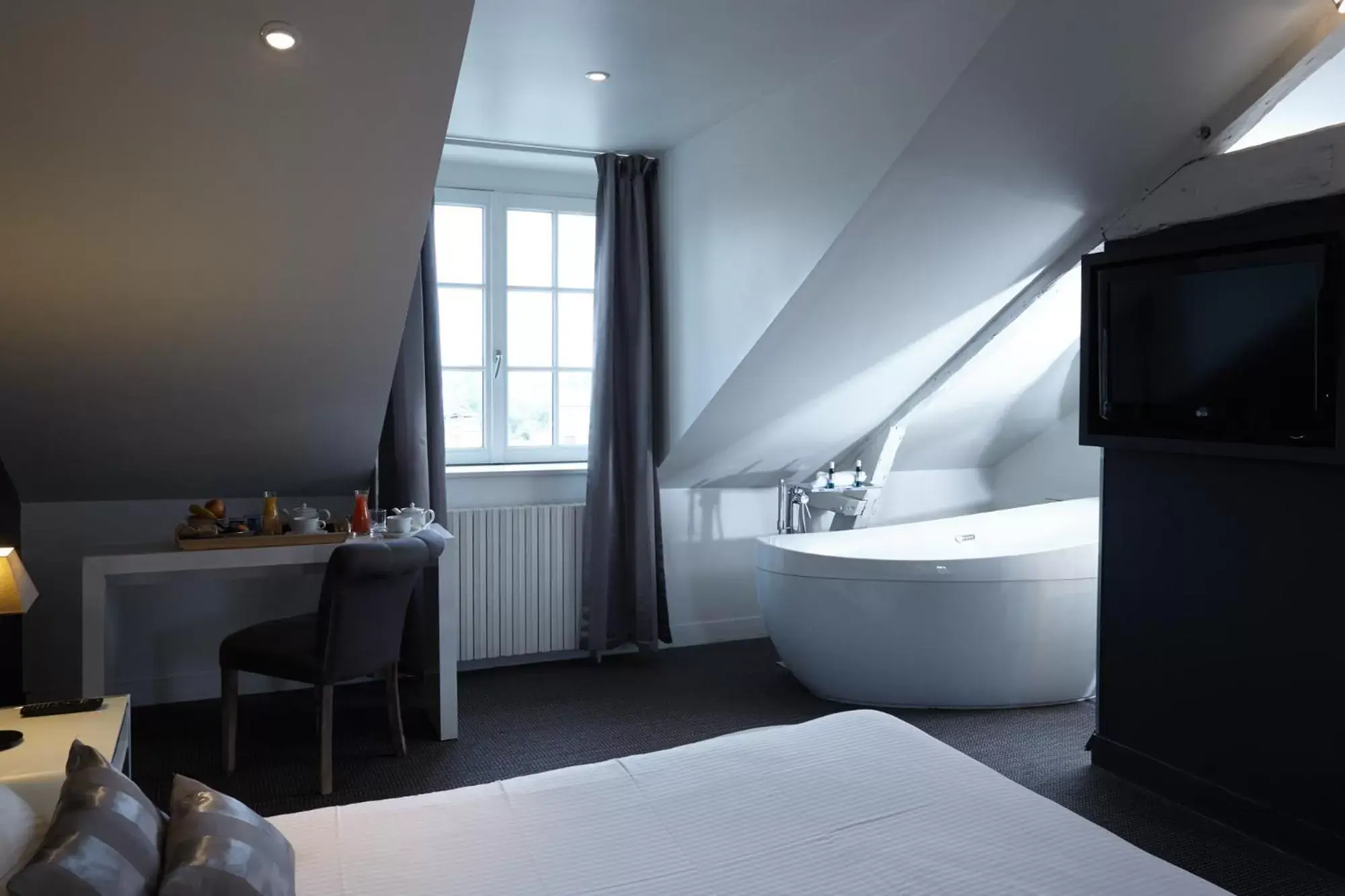Photo of the whole room, Room Photo in Best Western Le Cheval Blanc -Centre- Vieux Port