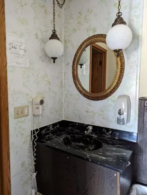 Bathroom in Crossroads motel & cabins