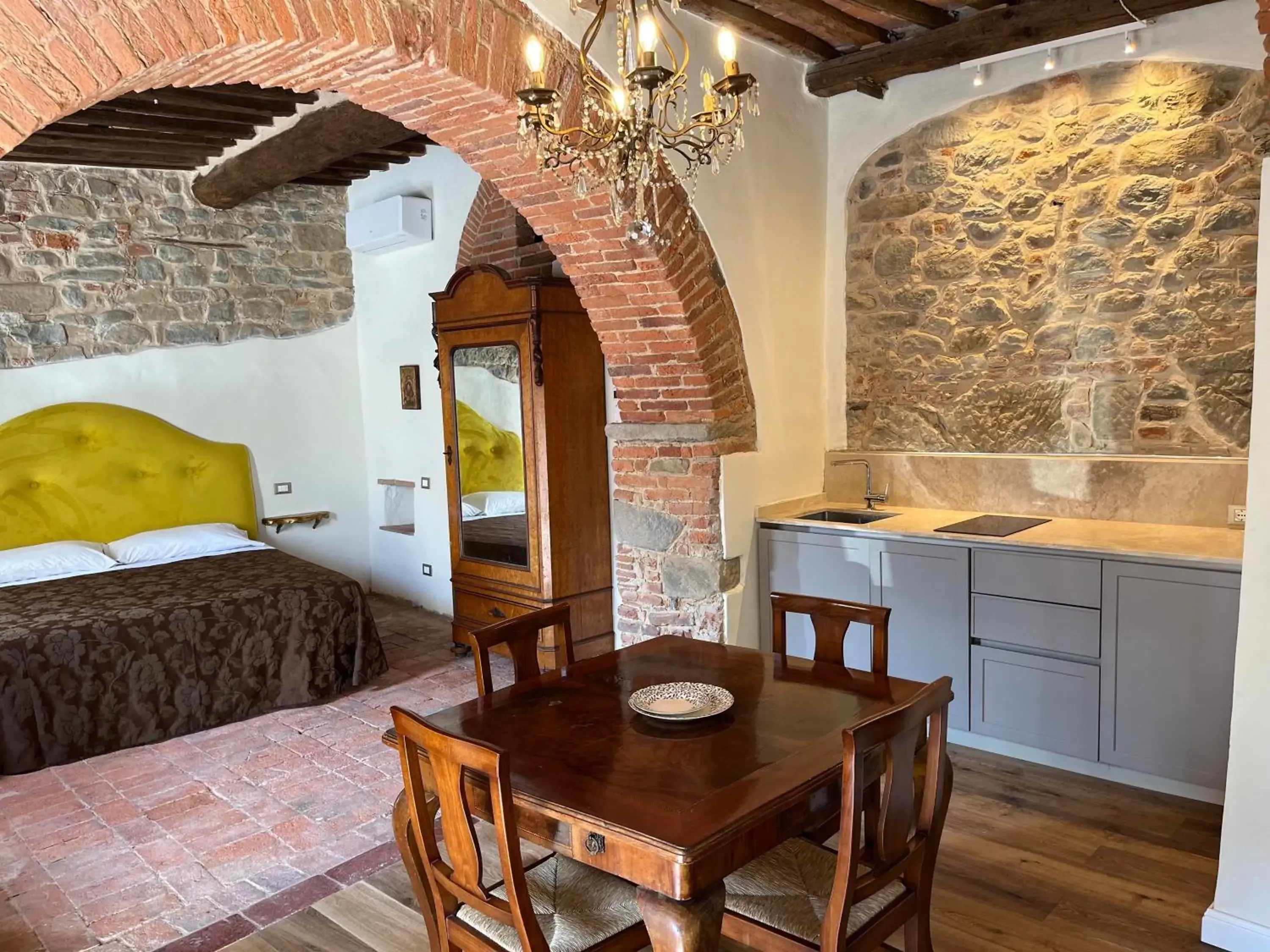 Bedroom, Dining Area in Hotel Villa Sermolli
