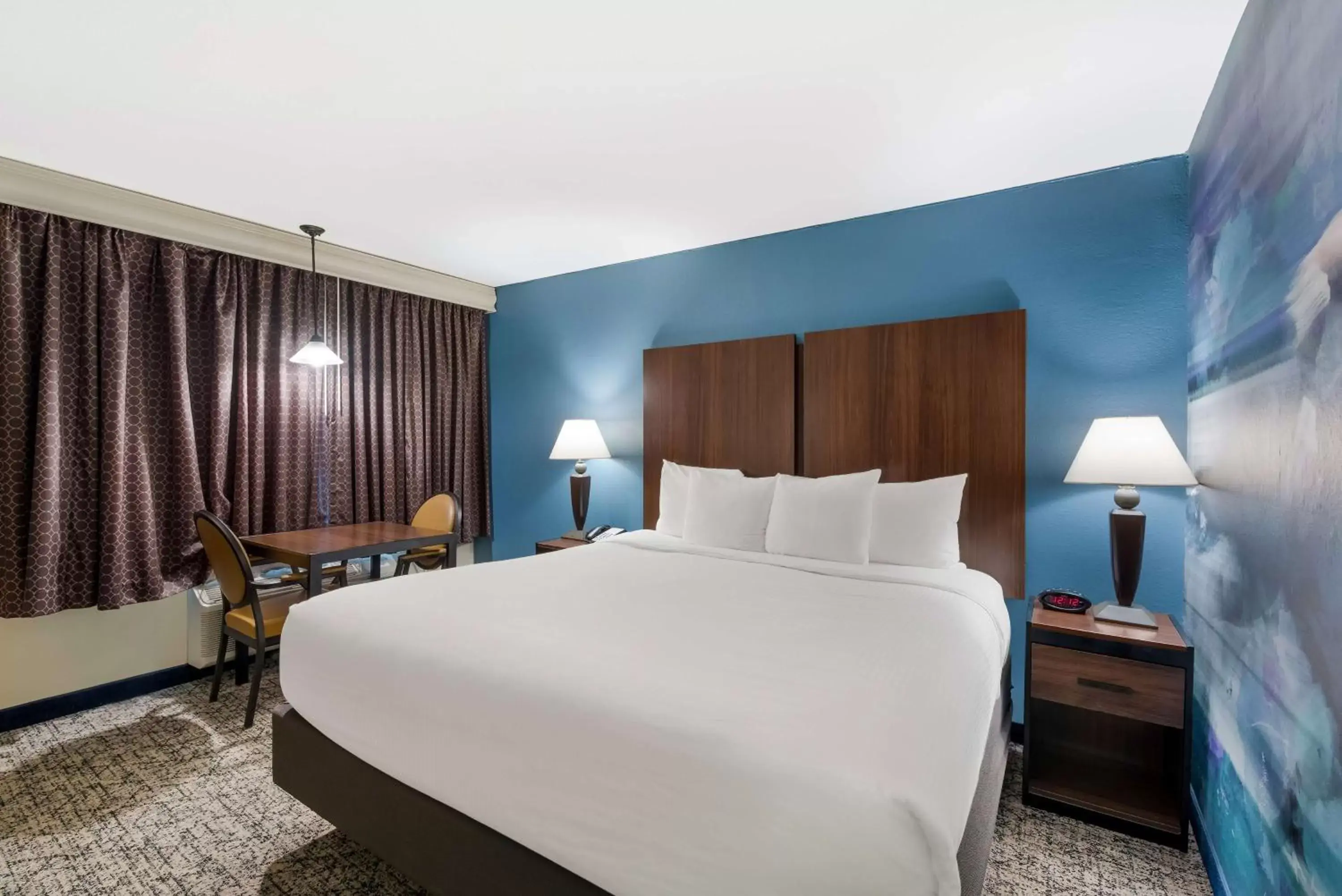 King Room with Bathtub - Disability Access/Smoking in Best Western Winners Circle King Room with Bathtub - Disability Access/Smoking in Best Western Winners Circle