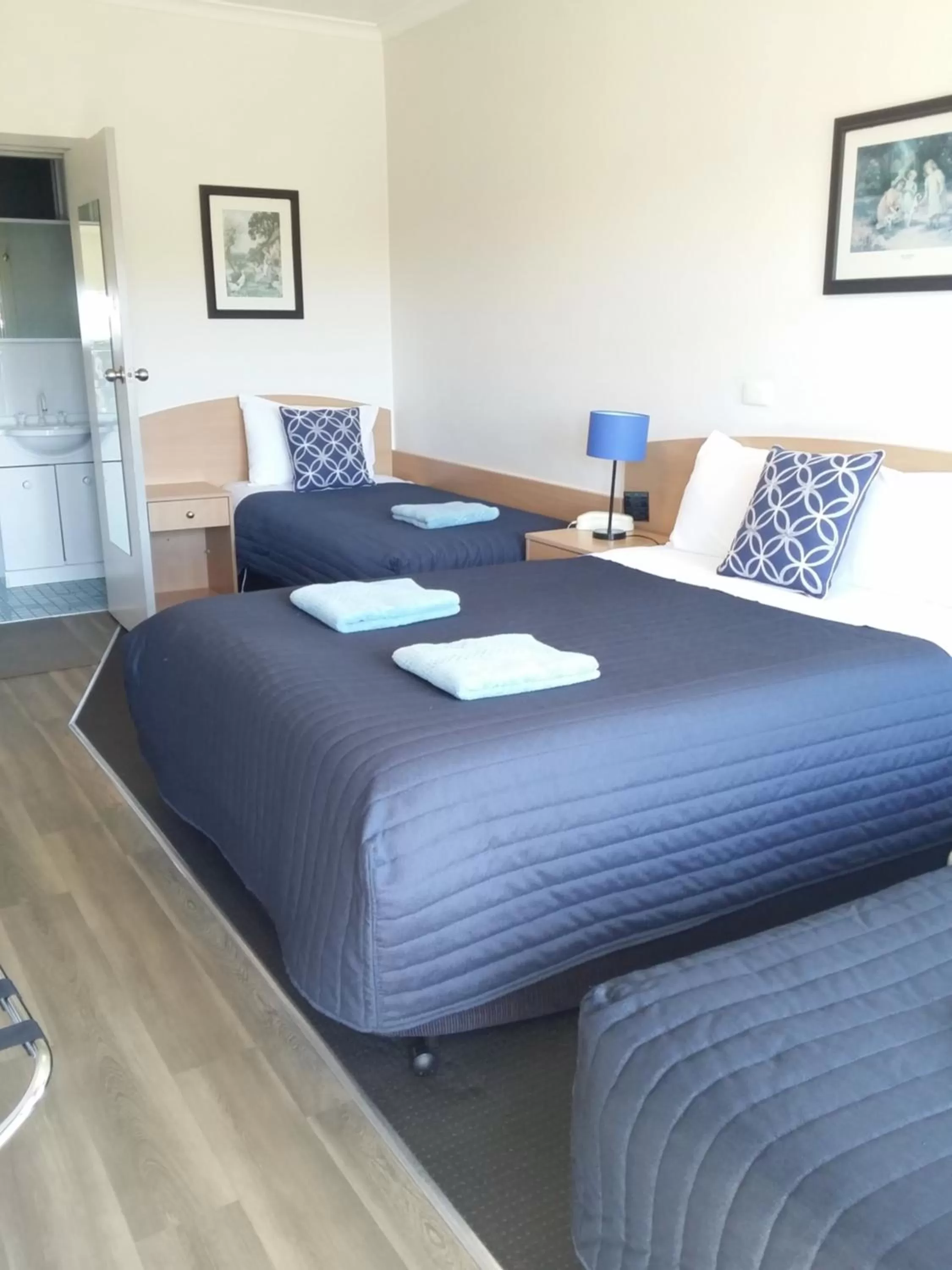 Photo of the whole room, Bed in White Manor Motel