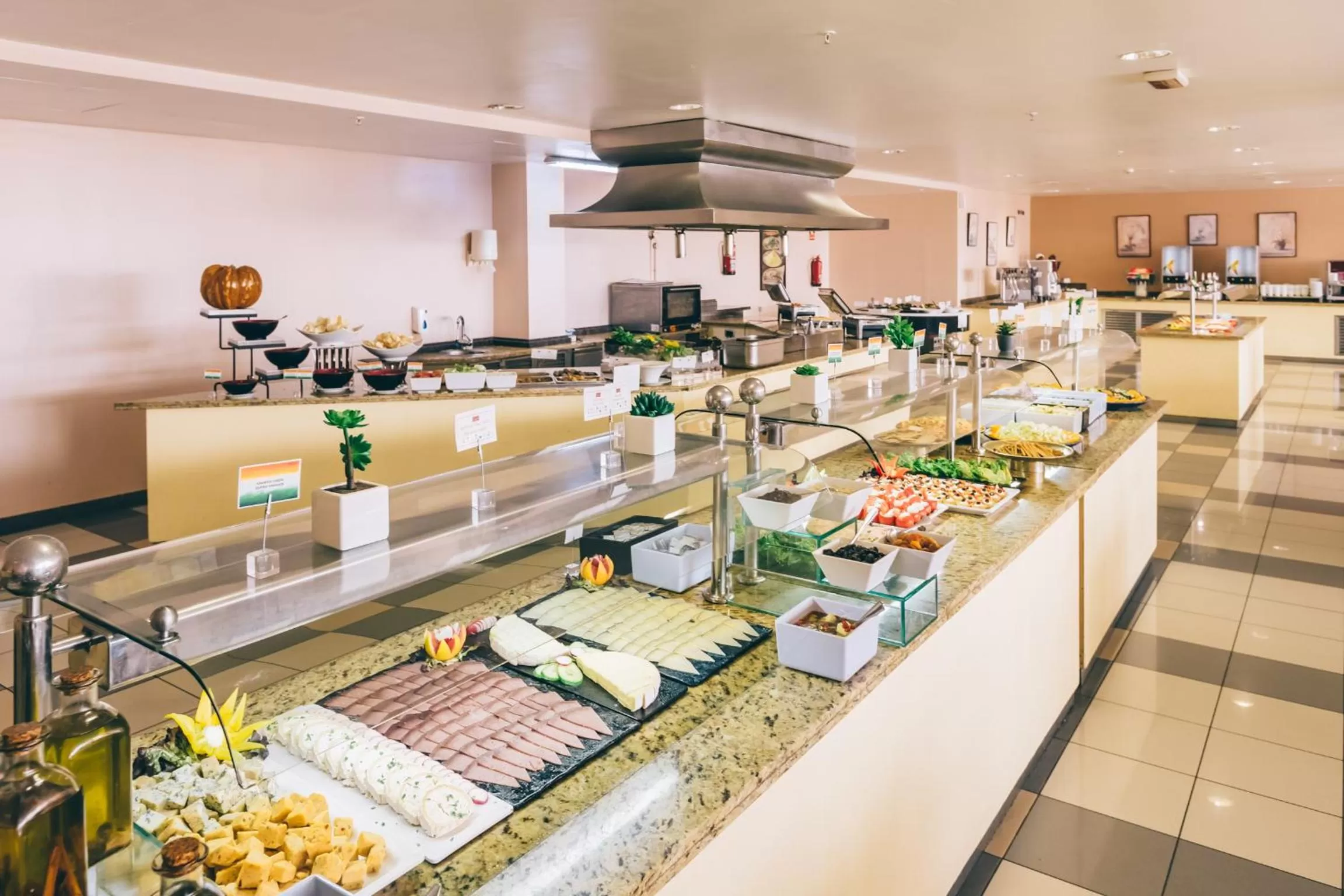 Restaurant/places to eat in Grand Muthu Golf Plaza Hotel & Spa