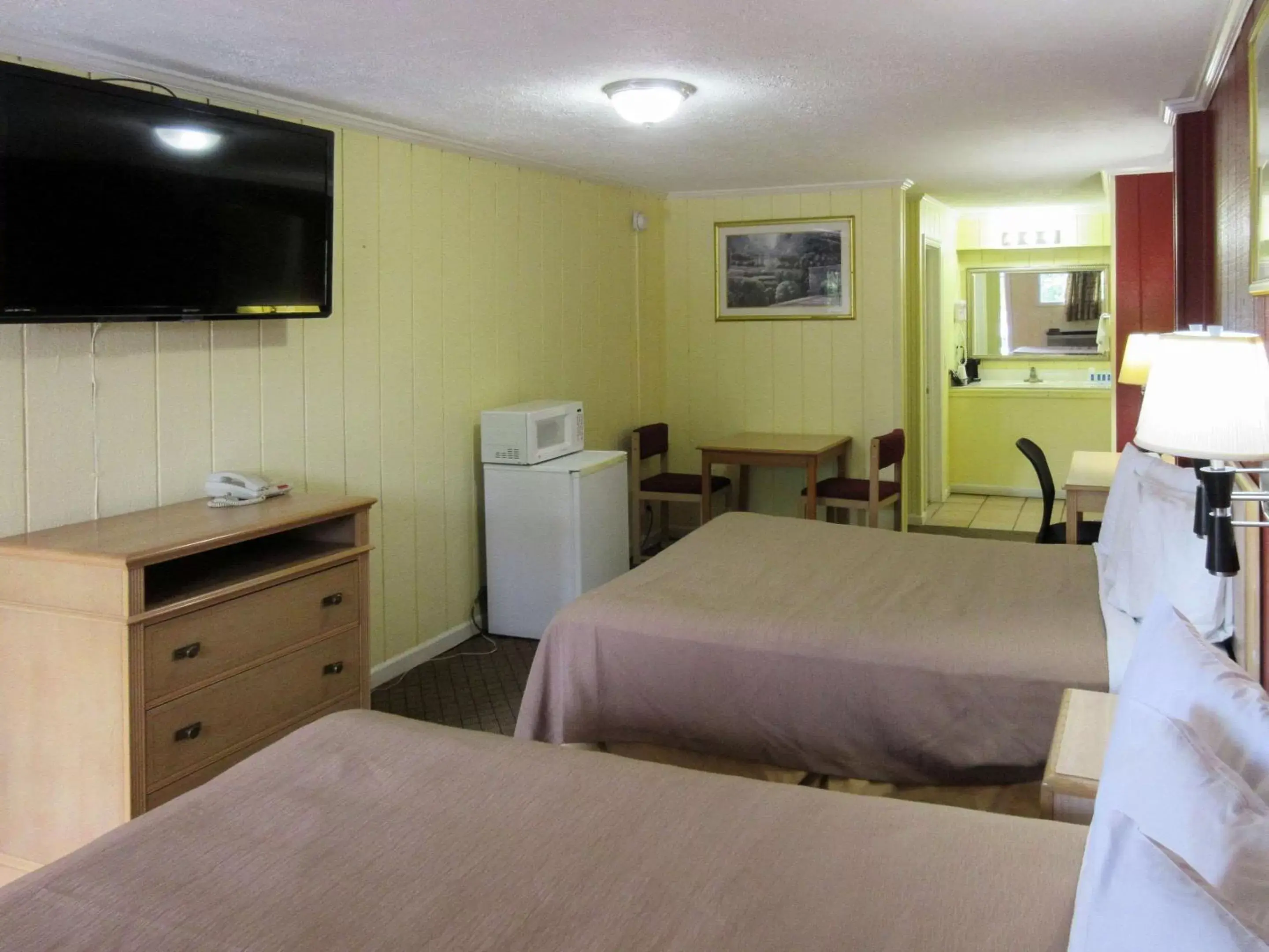 Photo of the whole room, Bed in Rodeway Inn