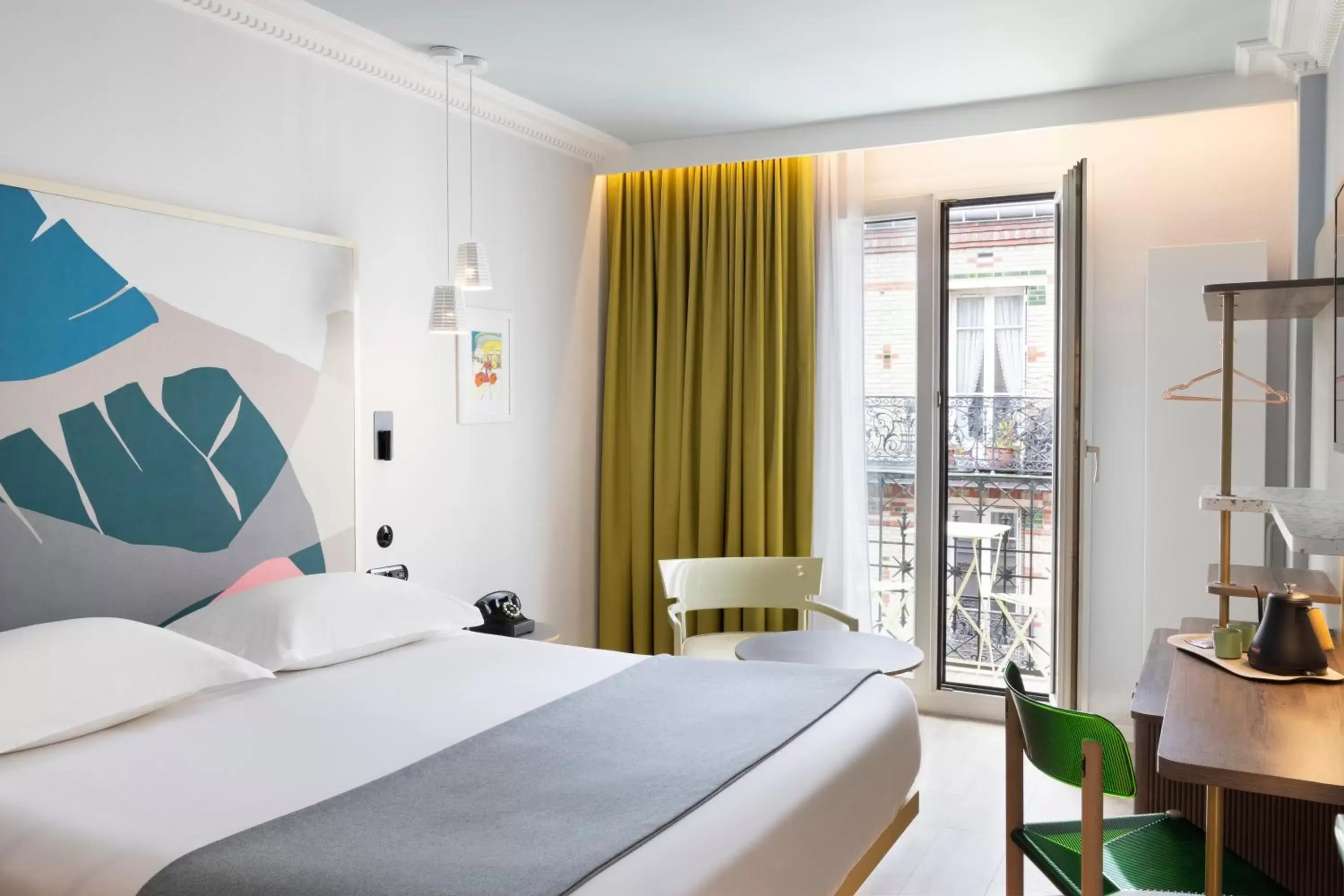 Bedroom, Bed in Hôtel De La Paix