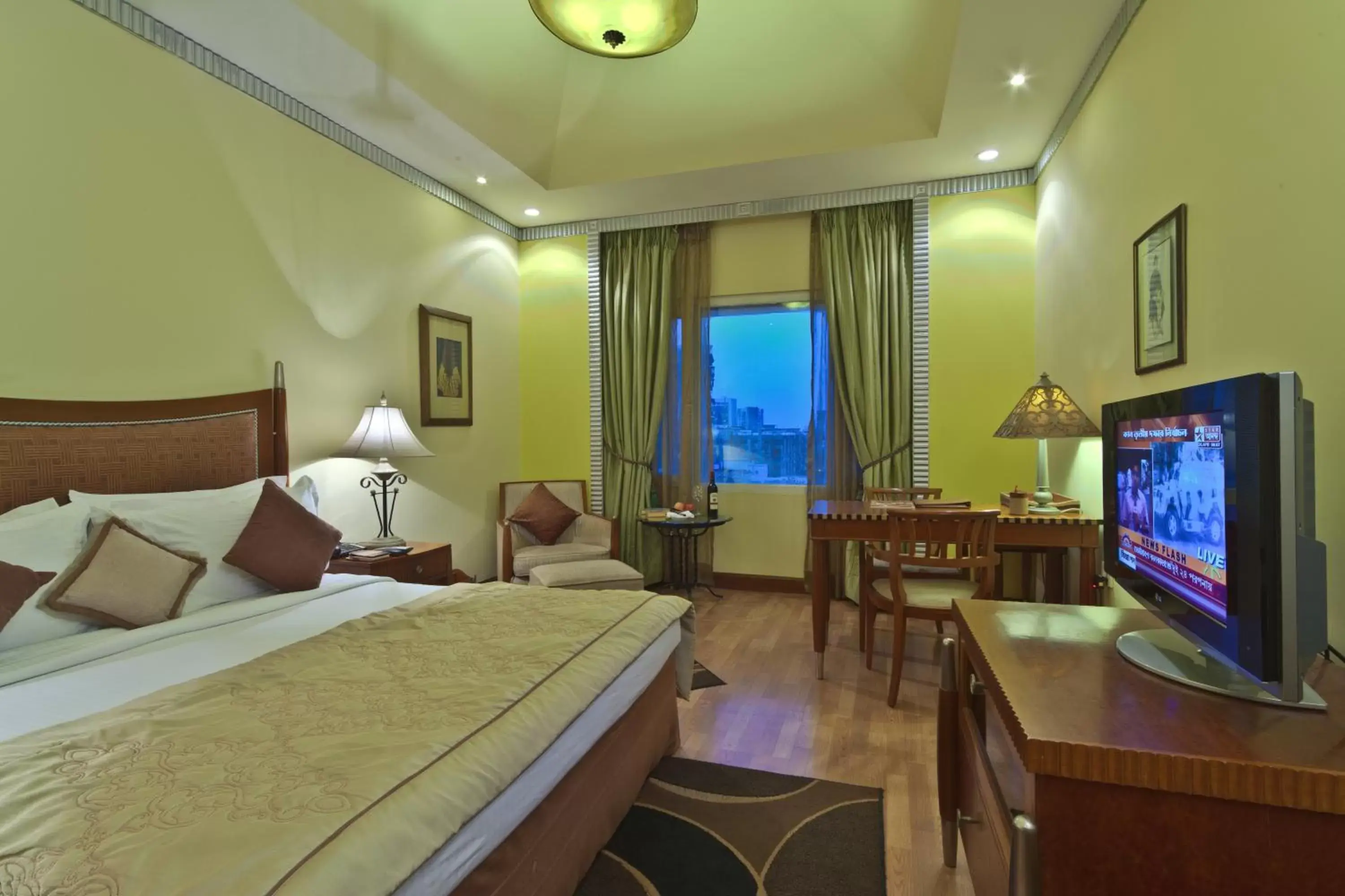 Bed in Hotel Hindustan International