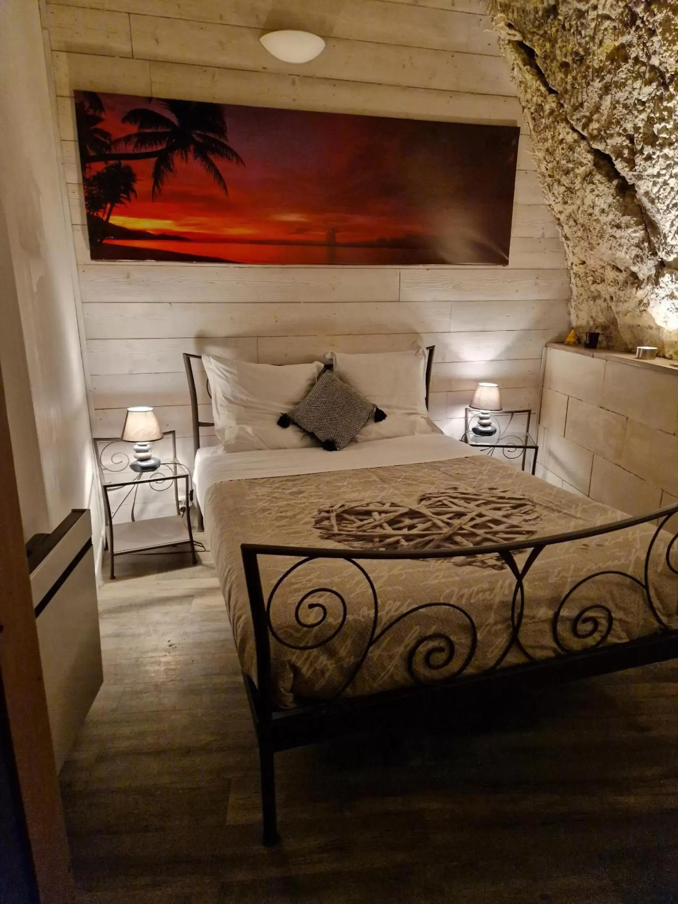 Small Double Room in Chambres d'Hôtes Troglodytes Le Clos de L'Hermitage