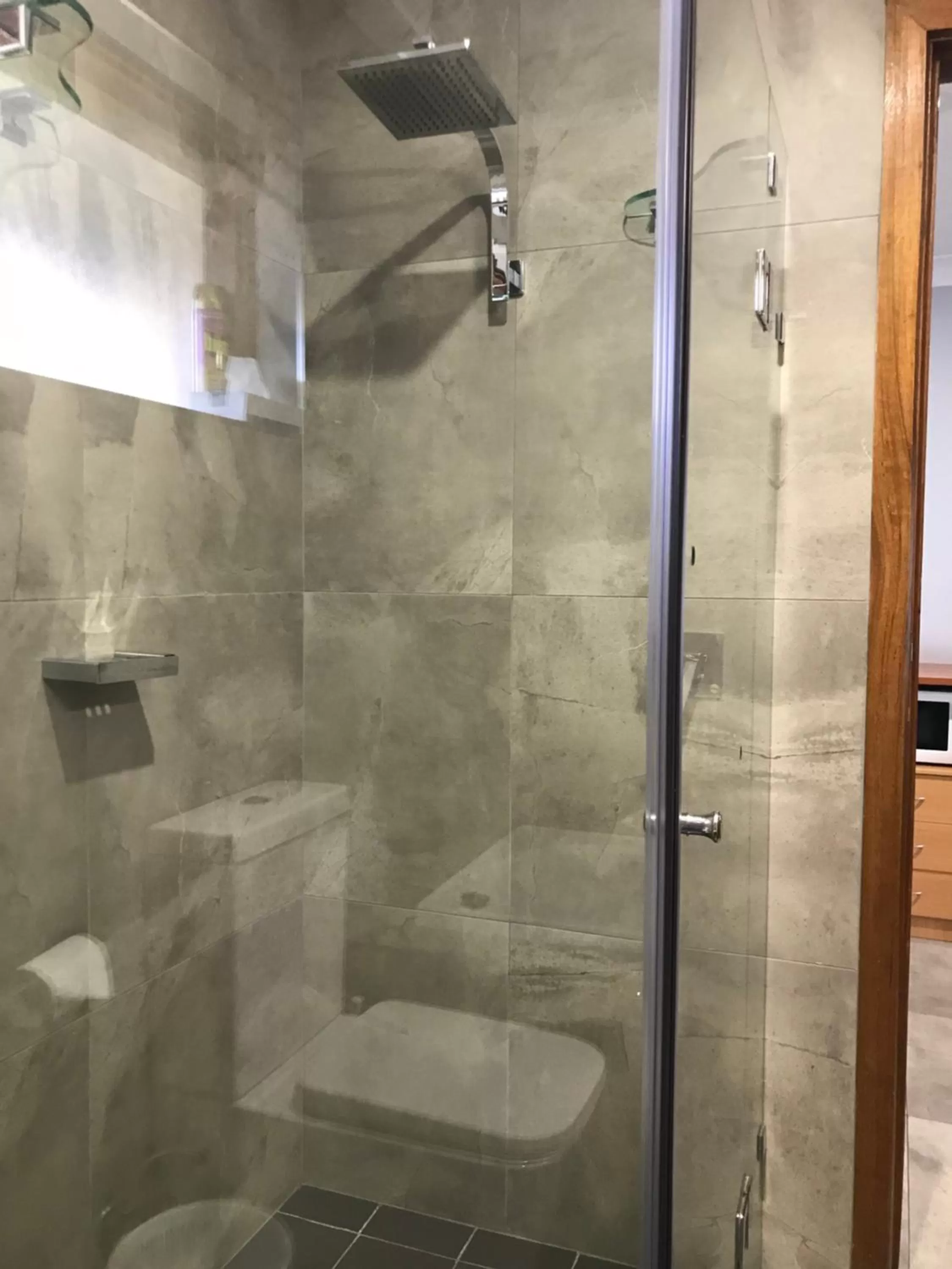 Shower in Town & Country Motor Inn