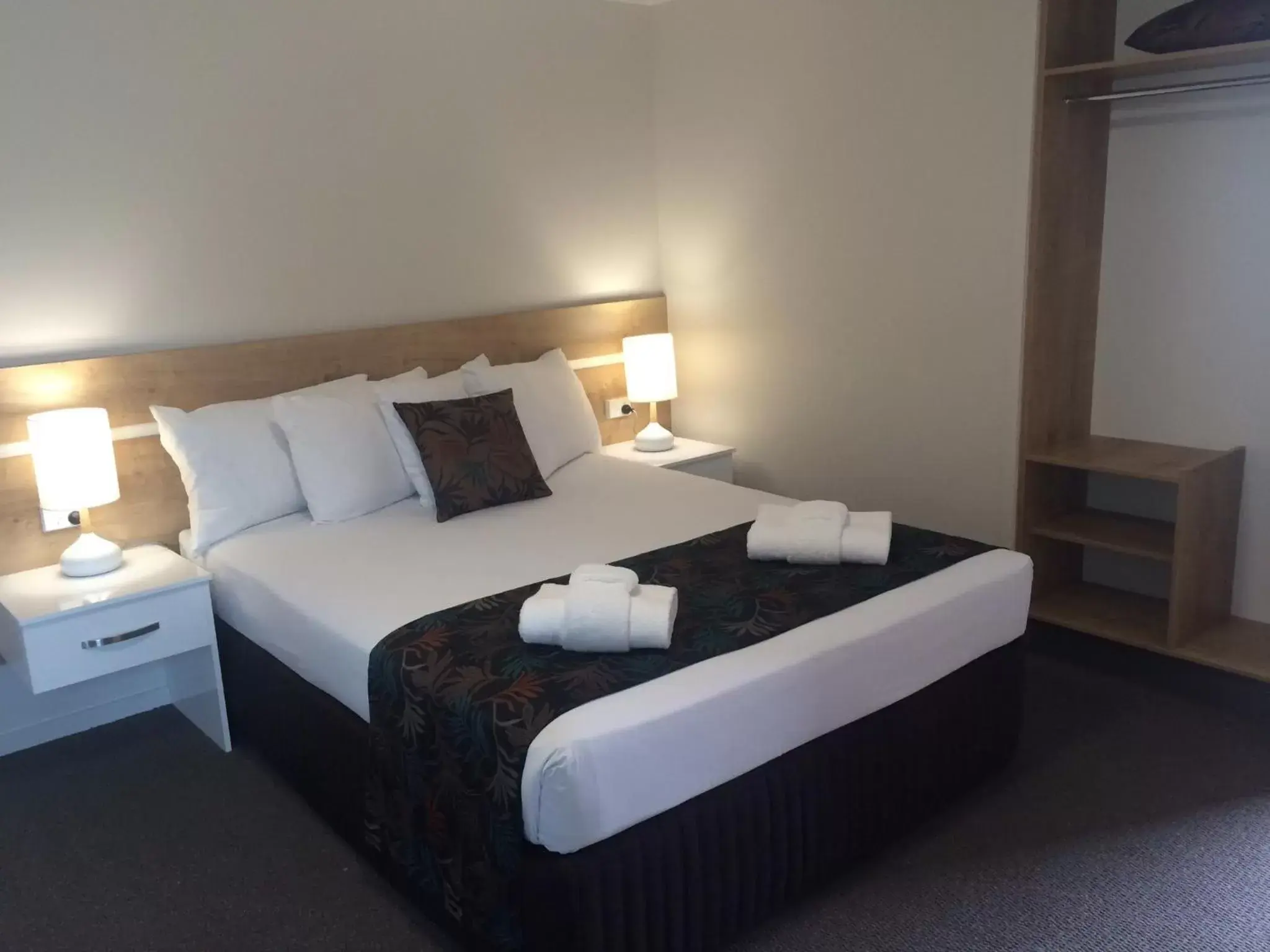 Bedroom, Bed in Castle Crest Motel