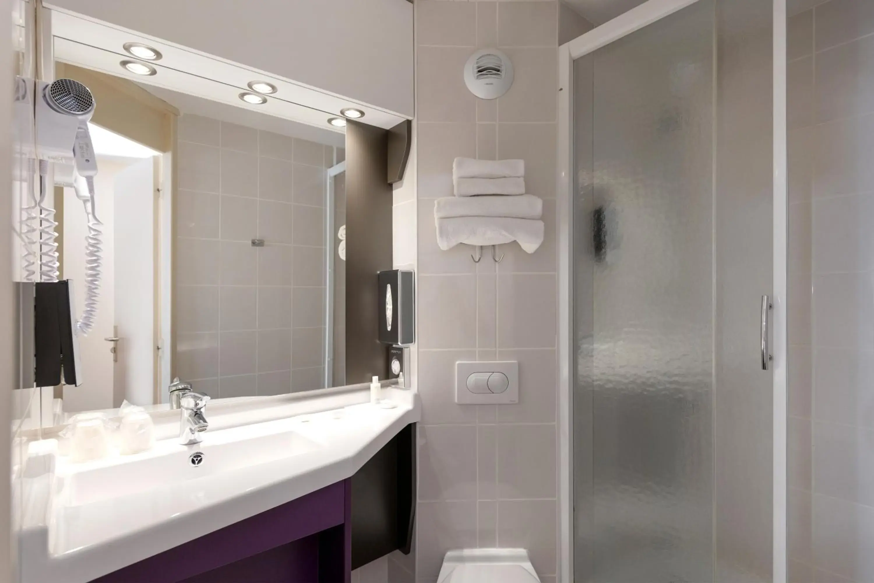 Shower, Bathroom in Kyriad Saint-Etienne Centre