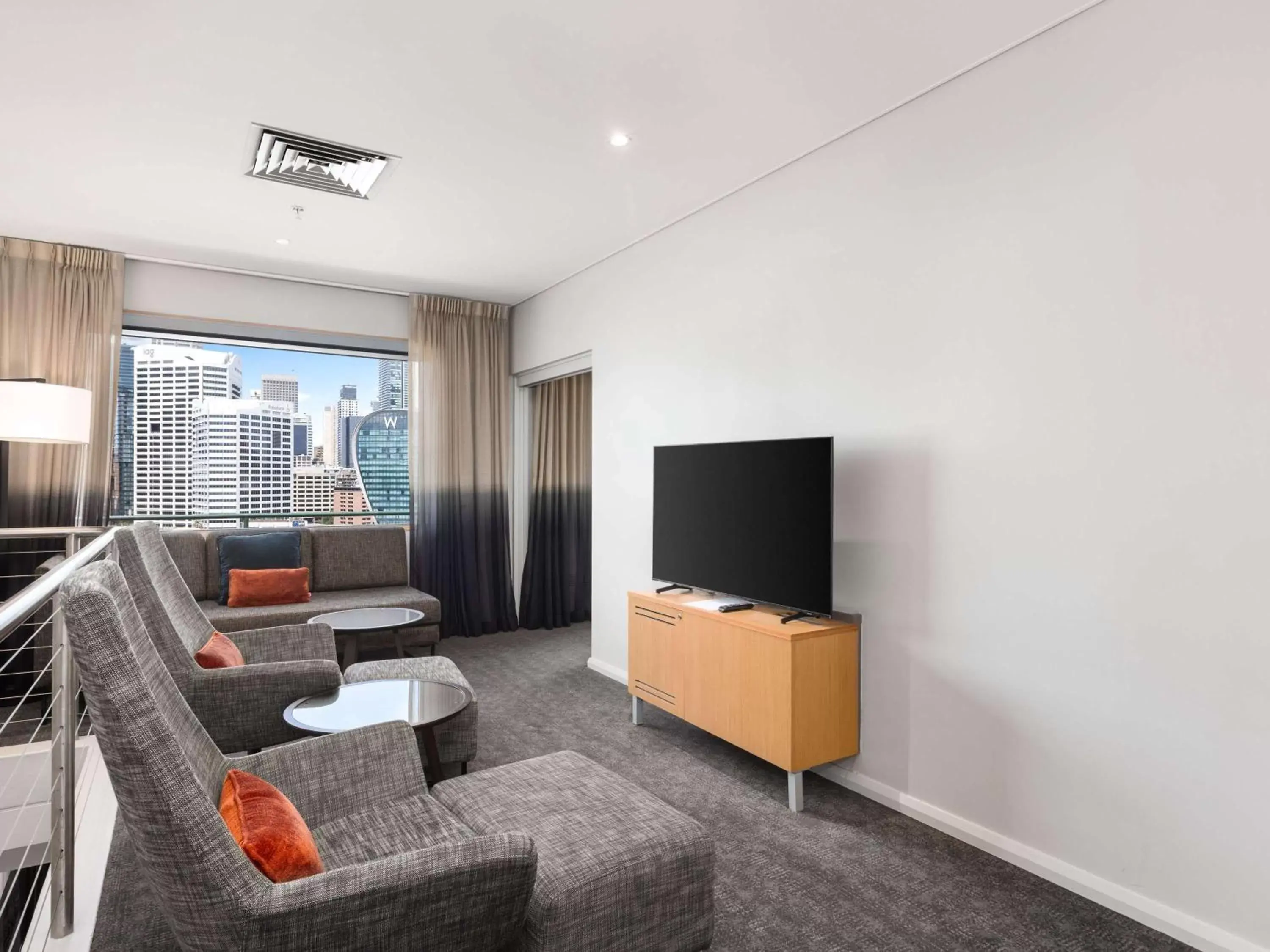 Bedroom, TV/Entertainment Center in Novotel Sydney Darling Harbour