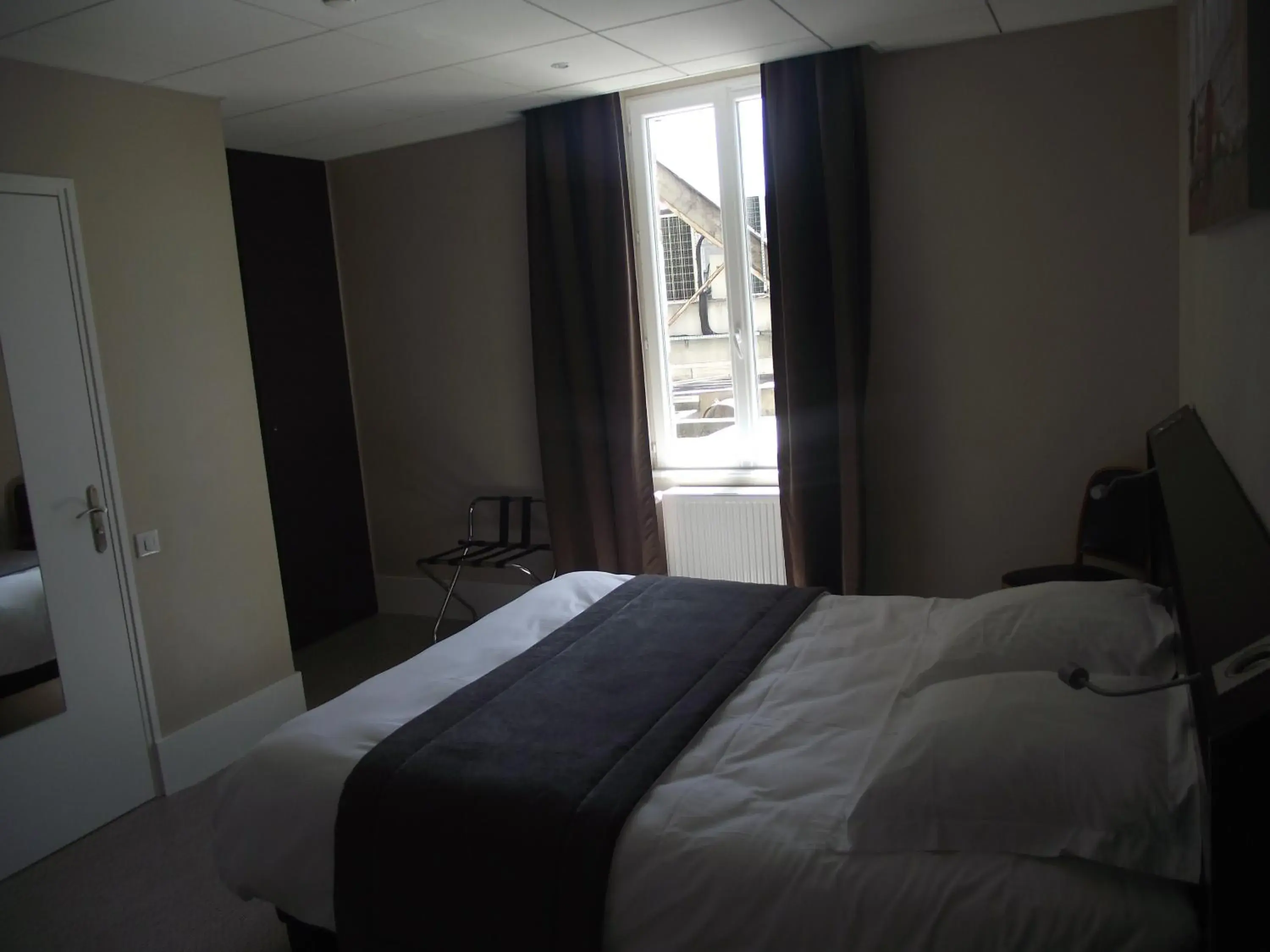 Bedroom, Bed in Logis Hotel des Bourbons