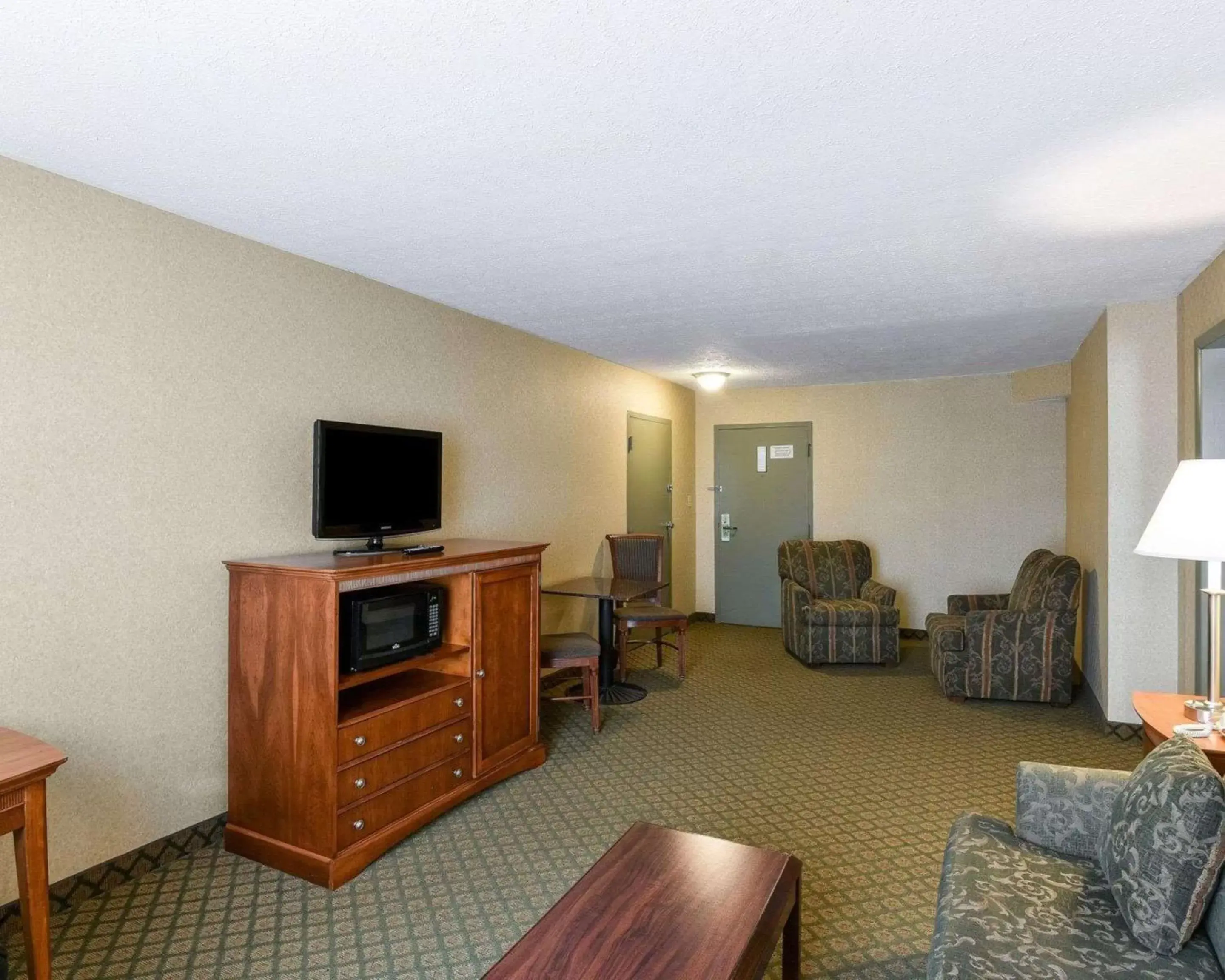 Photo of the whole room, TV/Entertainment Center in Comfort Inn Grantsville-Deep Creek Lake