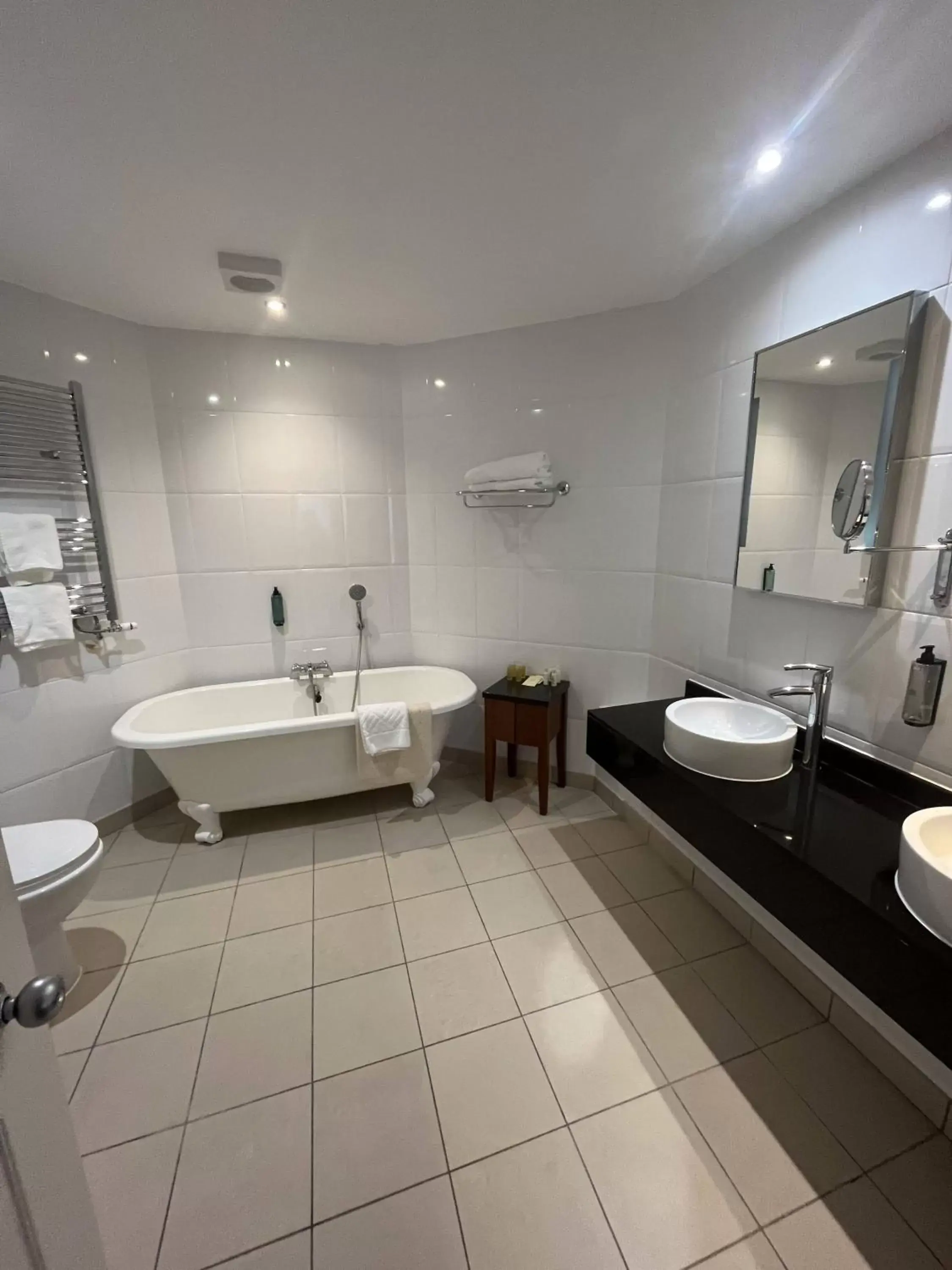 Bathroom in Avisford Park Hotel