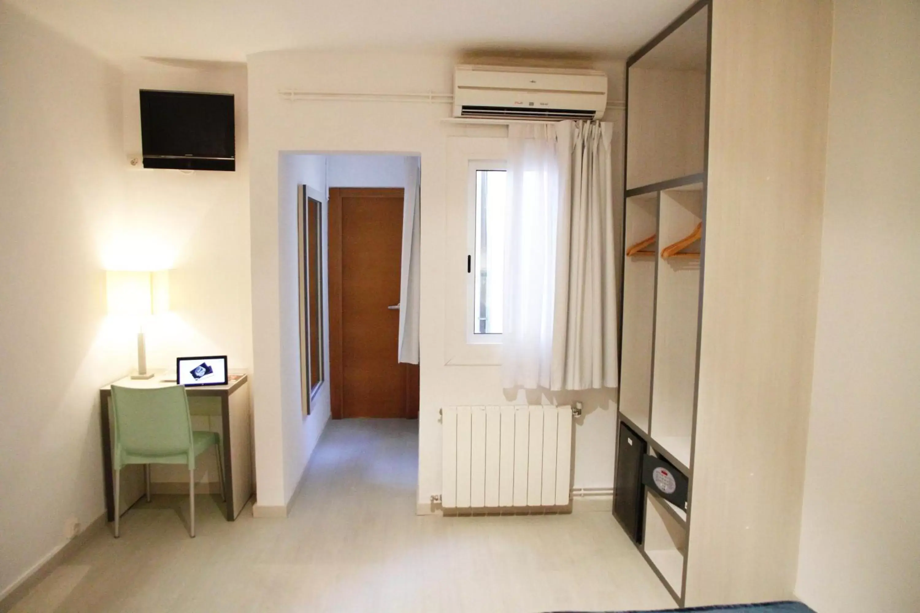 Bedroom, TV/Entertainment Center in Parrots Sitges Hotel