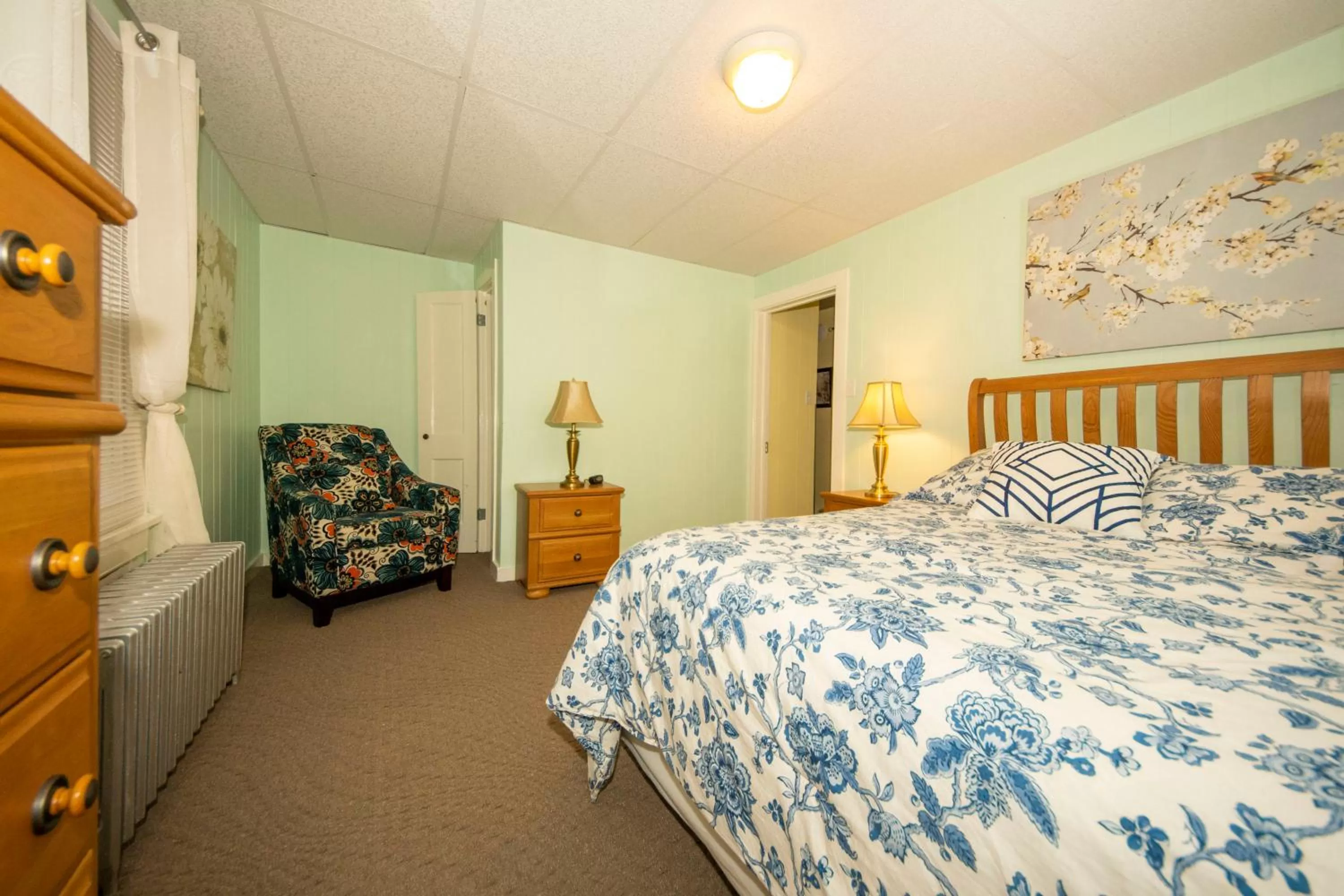 Bed in Simmons Motel and Suites