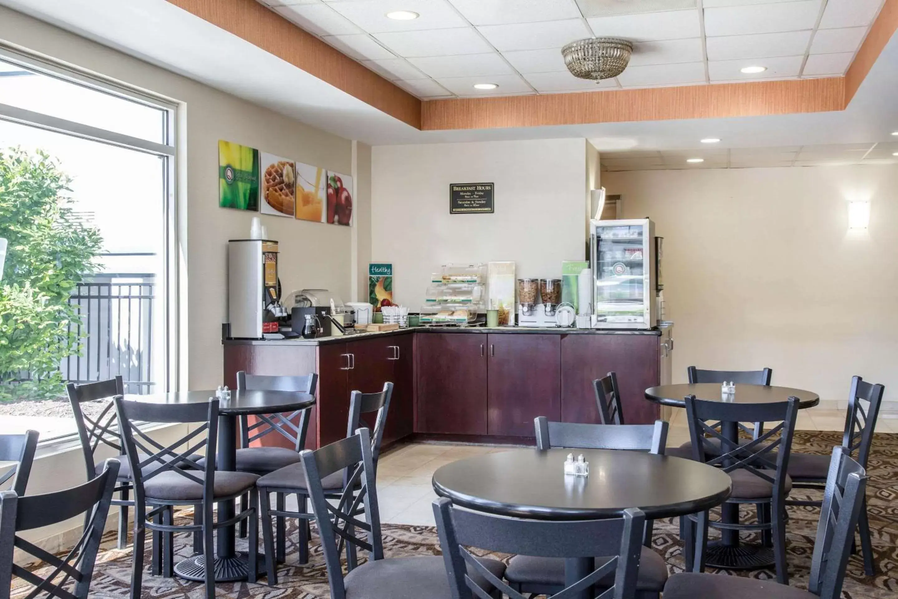 Restaurant/Places to Eat in Quality Inn & Suites Danbury near University