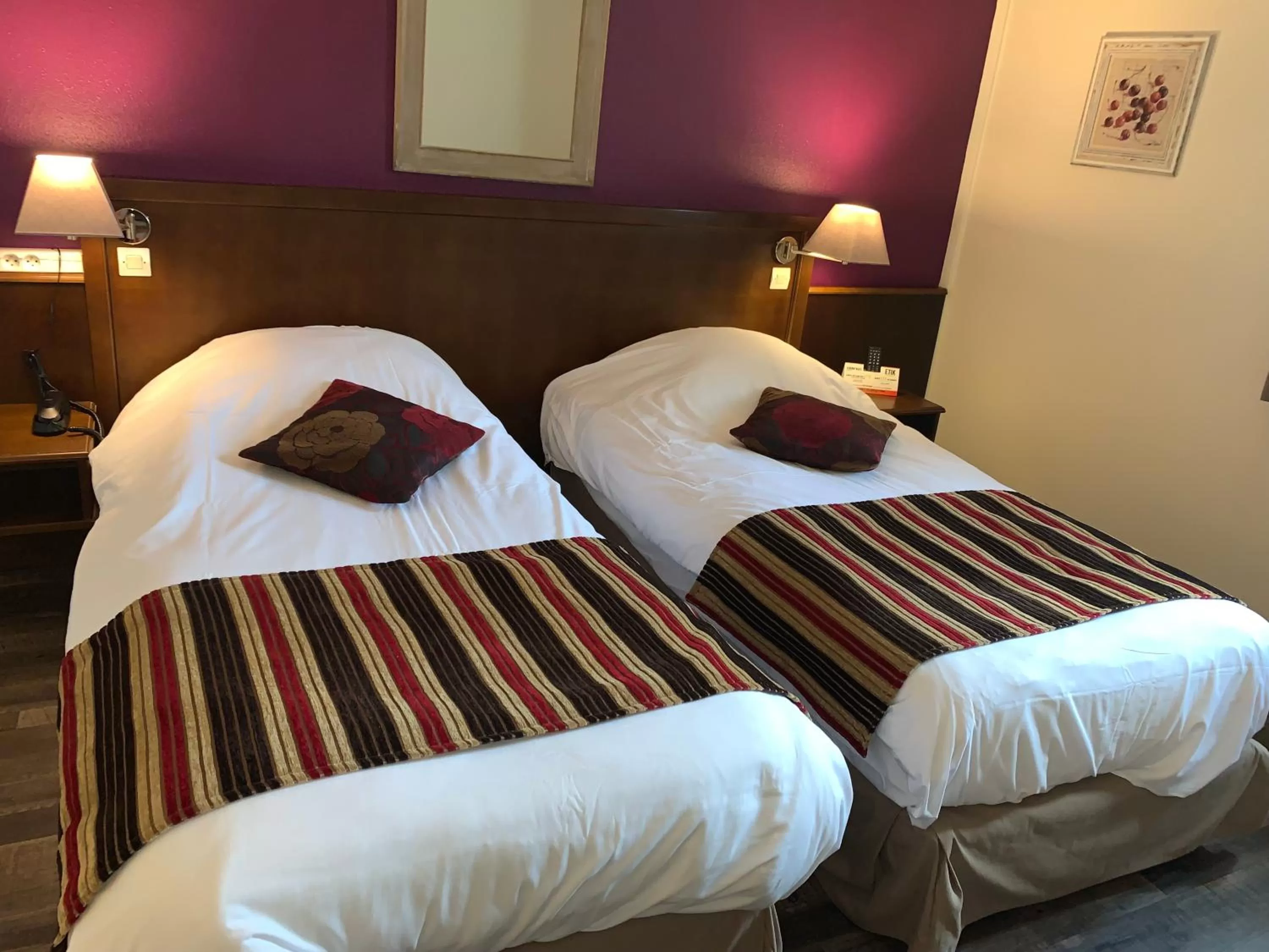 Bed in Logis Hôtel Les Nymphéas