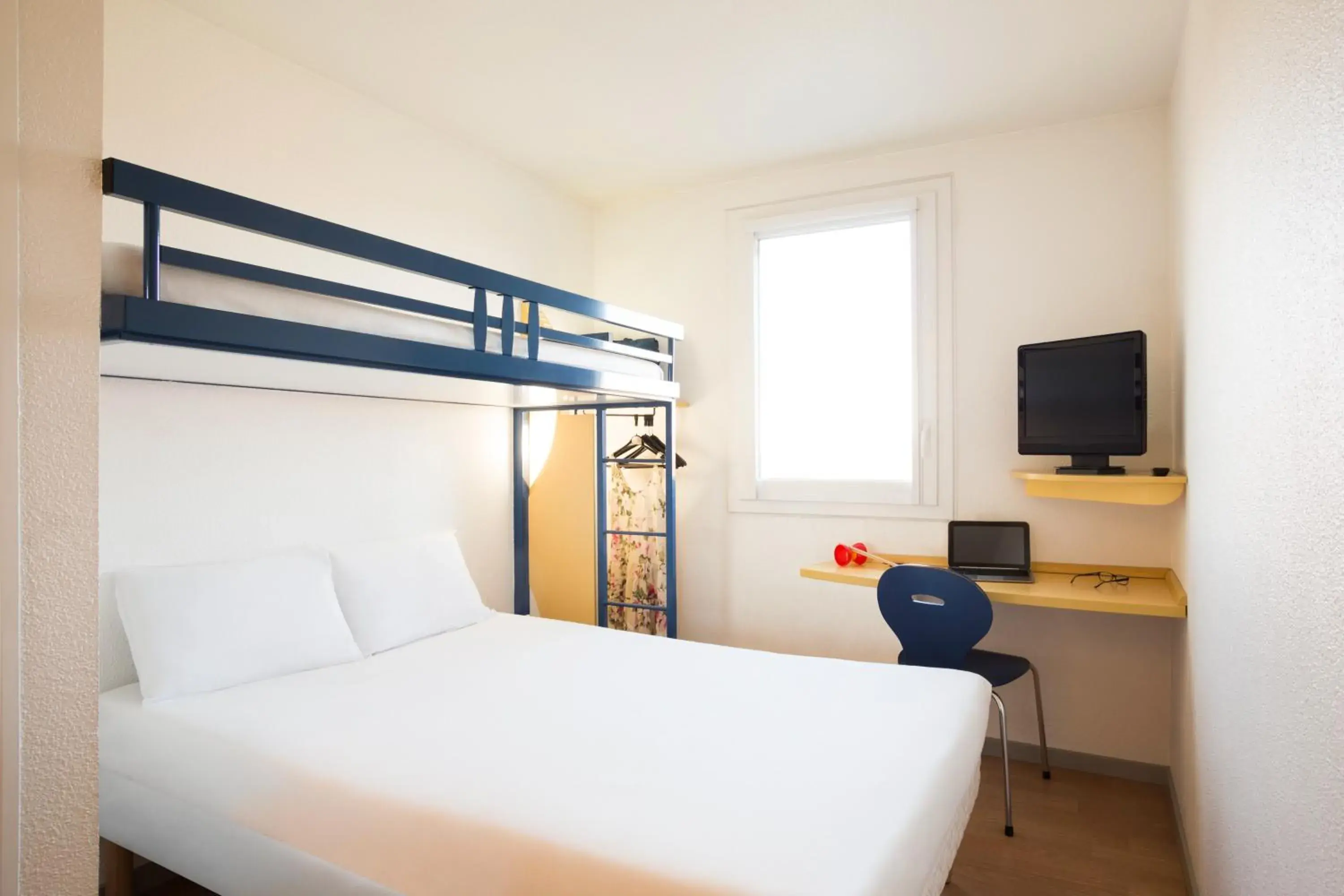 Bed, Bunk Bed in ibis budget Amboise