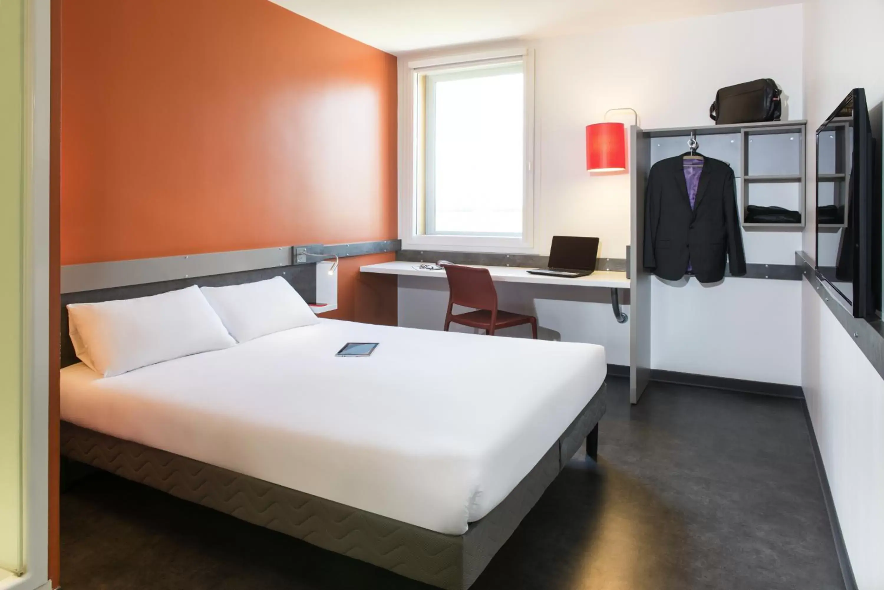Bedroom, Bed in ibis budget Aéroport Lyon Saint Exupéry