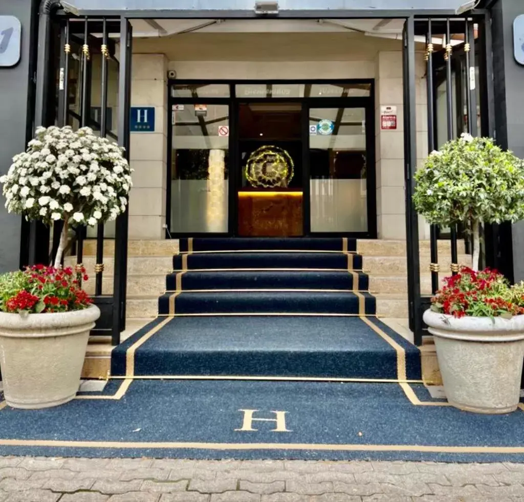 Lobby or reception, Facade/Entrance in Hotel Suites Feria de Madrid