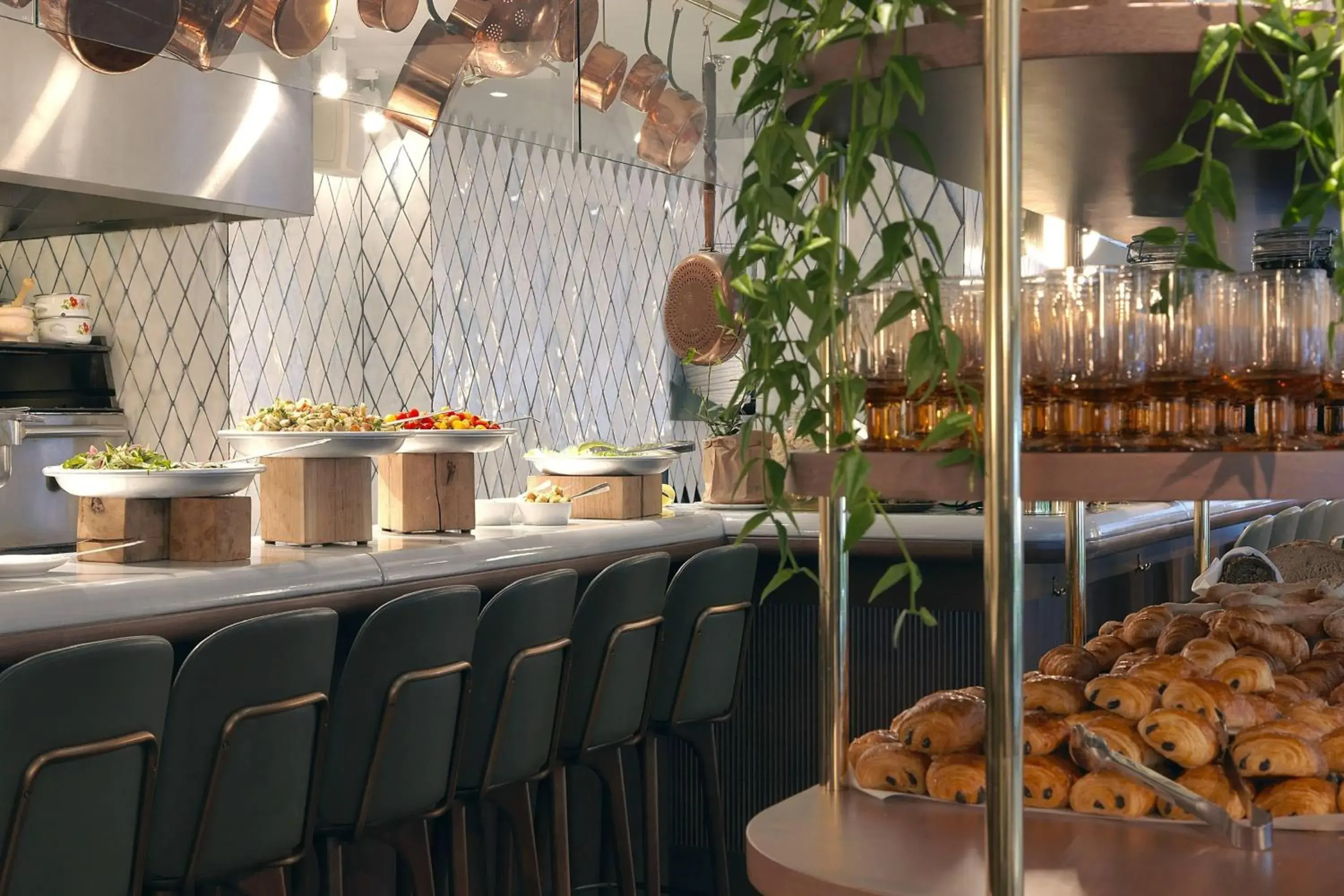 Breakfast, Kitchen/Kitchenette in Renaissance by Marriott Paris Vendome Hotel