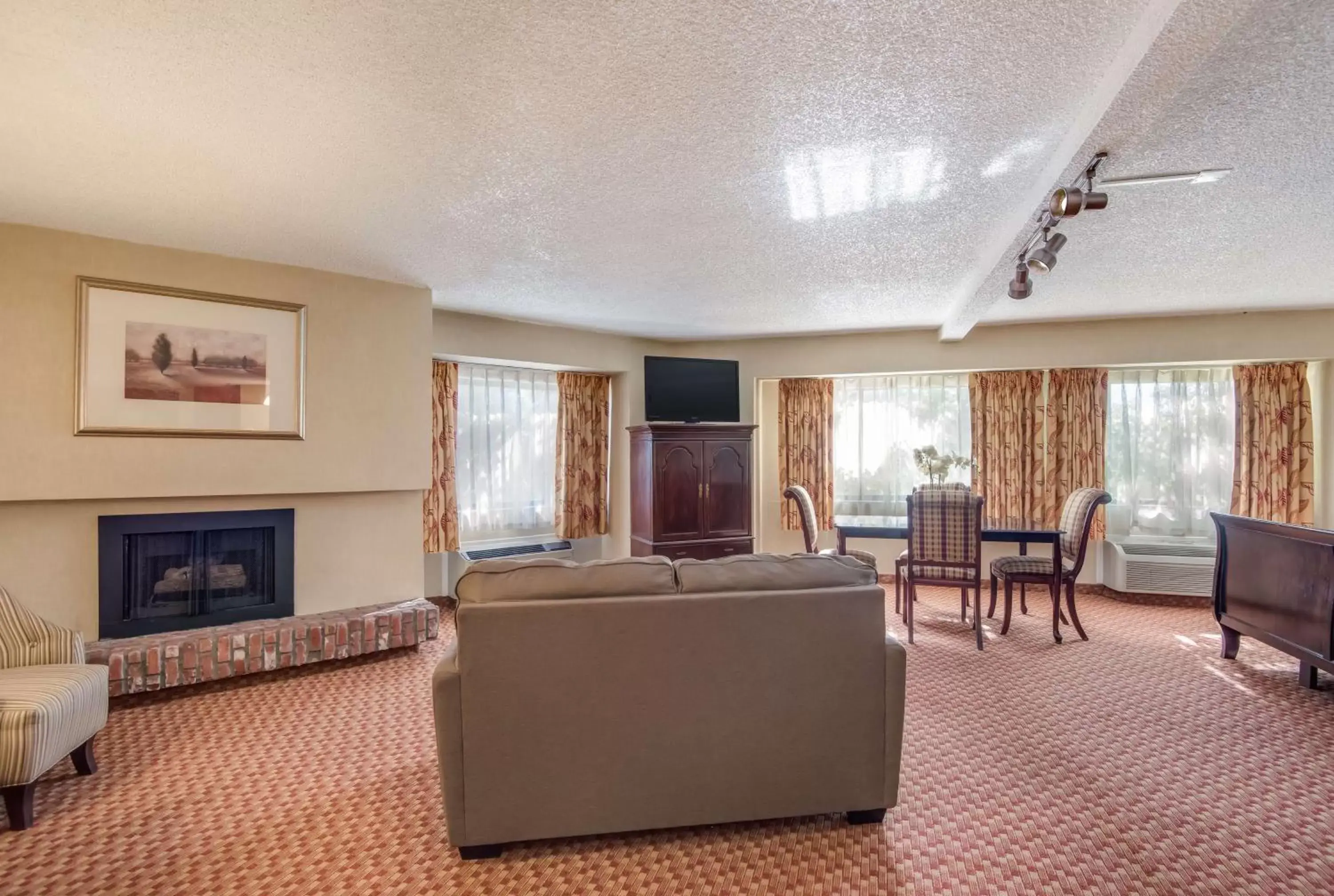 Bedroom, Seating Area in SureStay Plus Hotel by Best Western Reno Airport