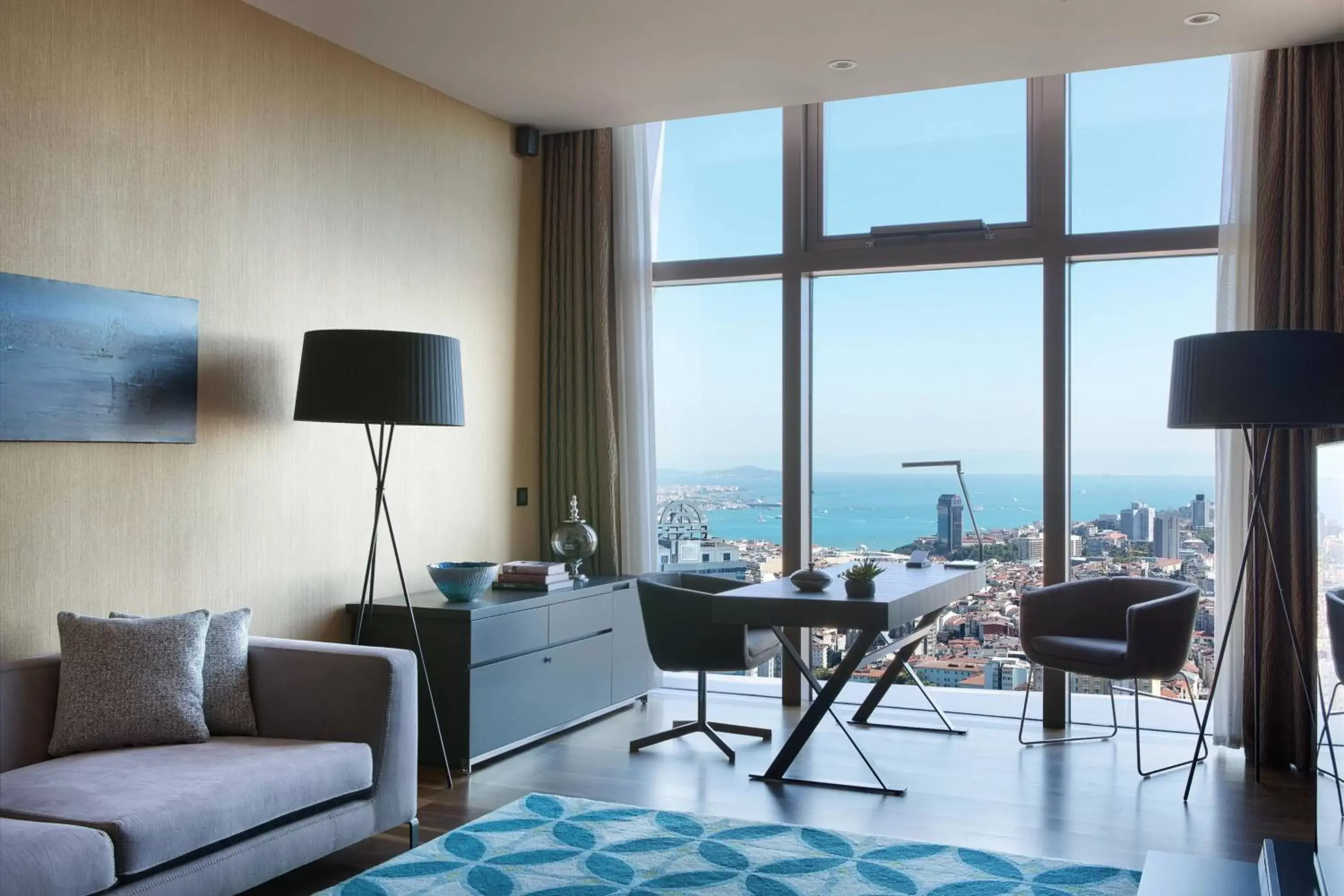 Living room in Istanbul Marriott Hotel Sisli