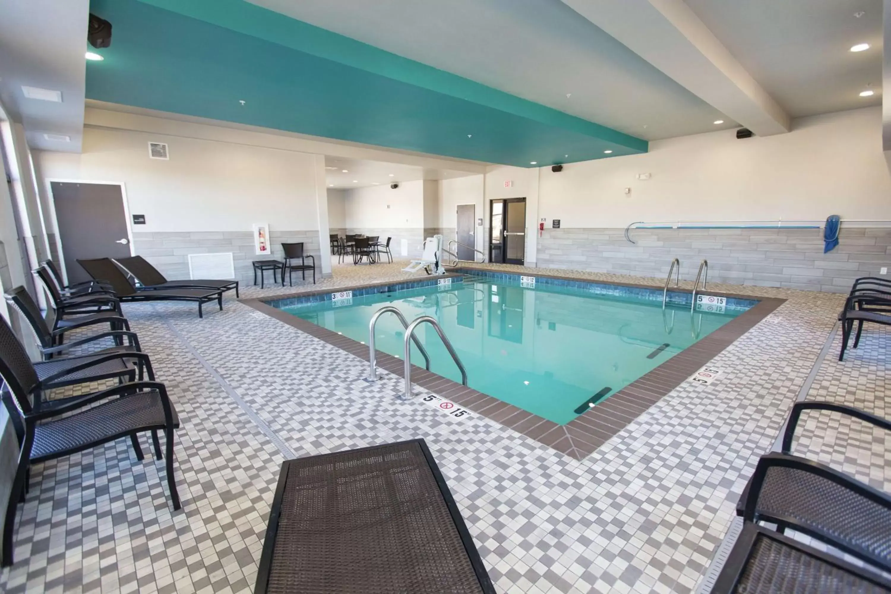 Pool view, Swimming Pool in Hampton Inn Mustang