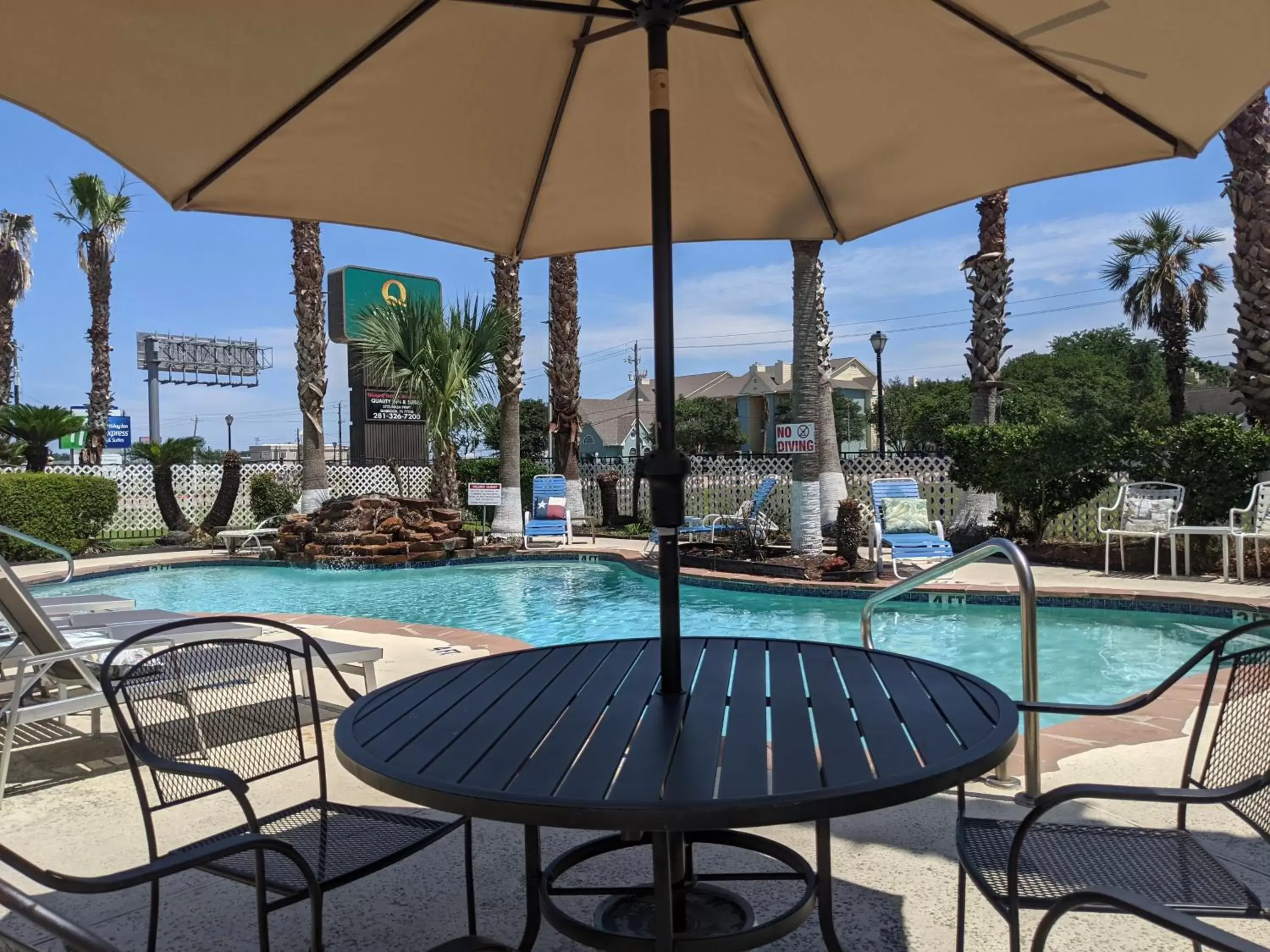 Swimming Pool in Quality Inn and Suites Seabrook - NASA - Kemah