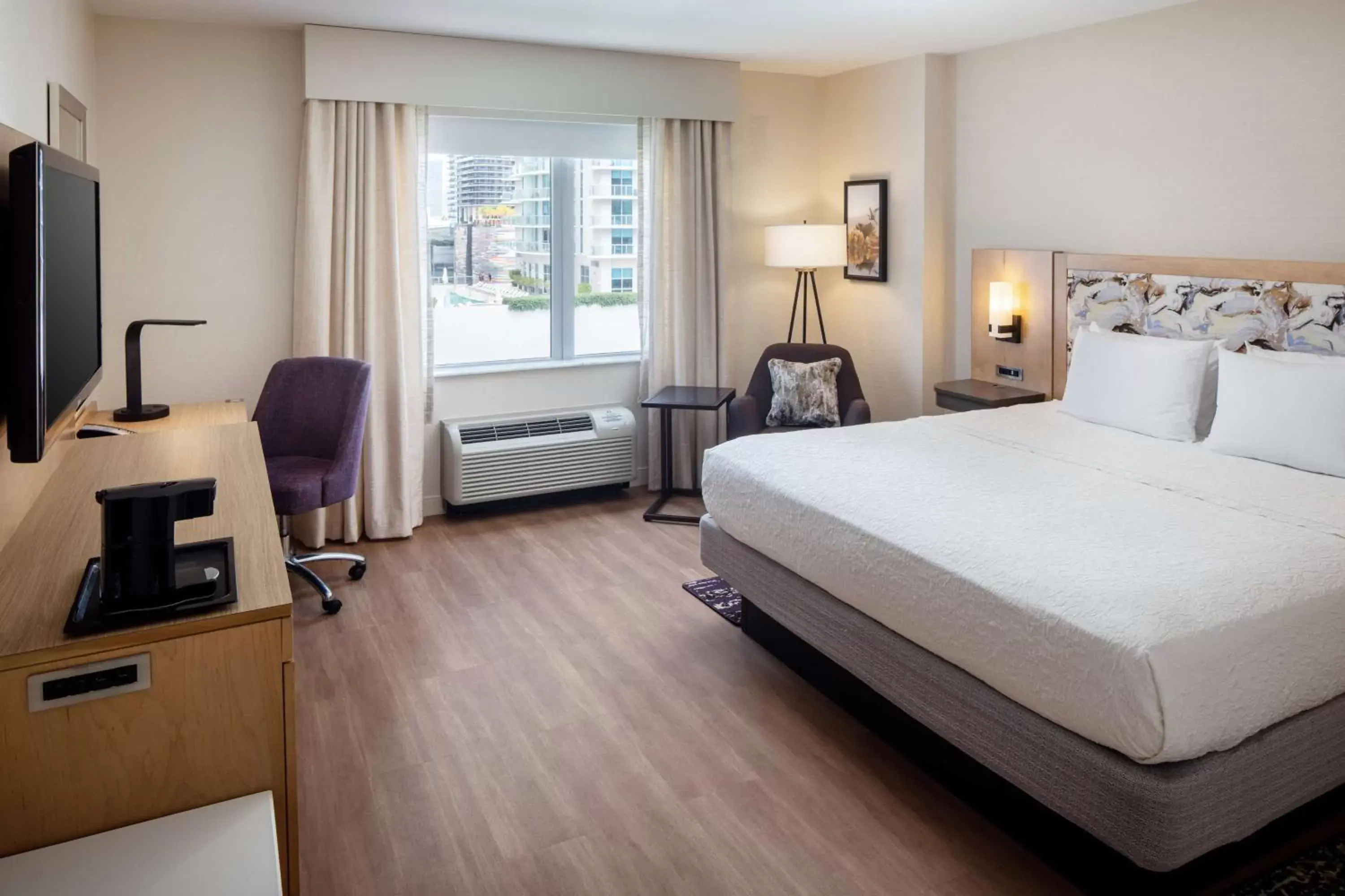 Bed in Hampton Inn & Suites by Hilton Miami Downtown/Brickell