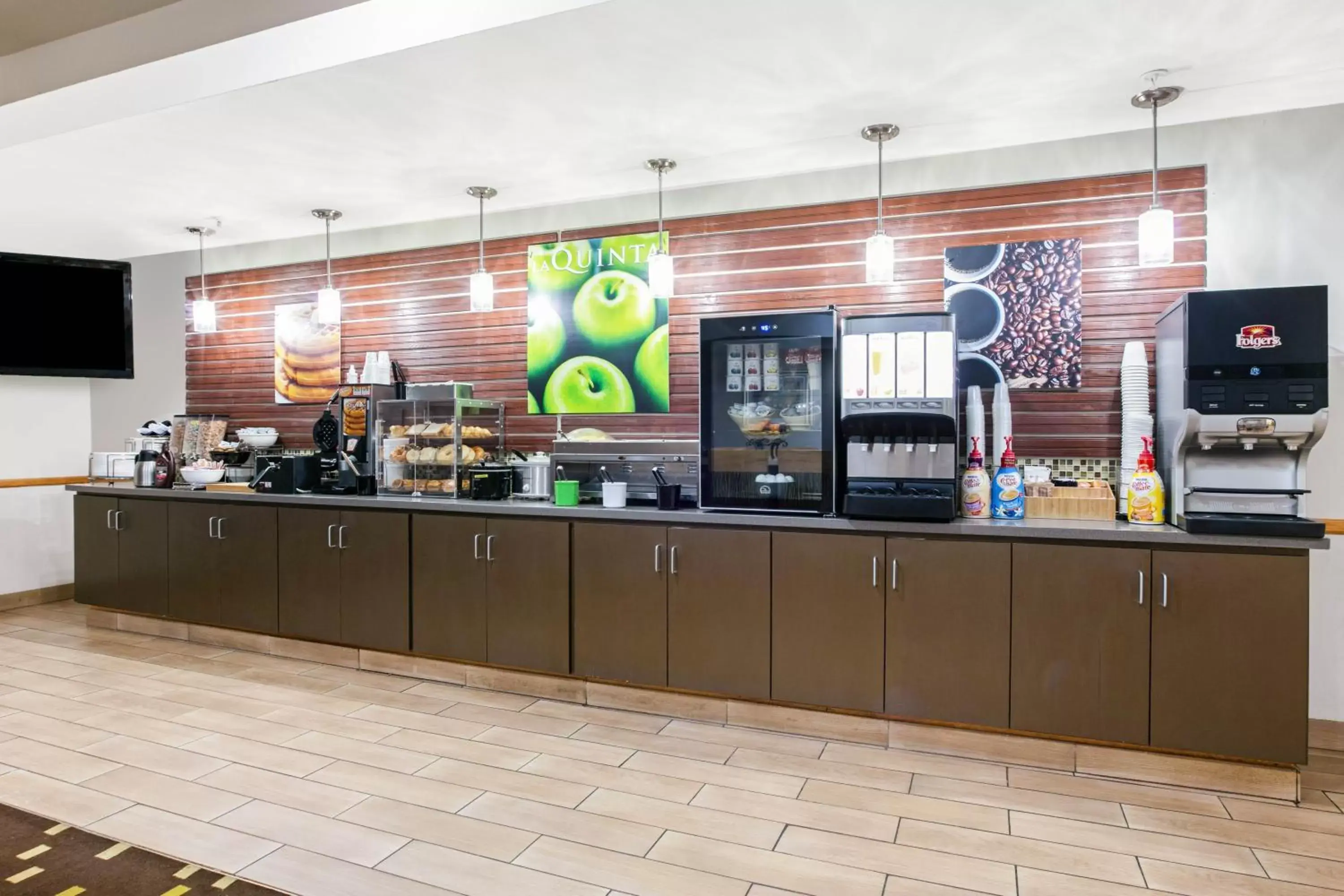 Coffee/tea facilities, Restaurant/Places to Eat in La Quinta Inn and Suites by Wyndham Paris
