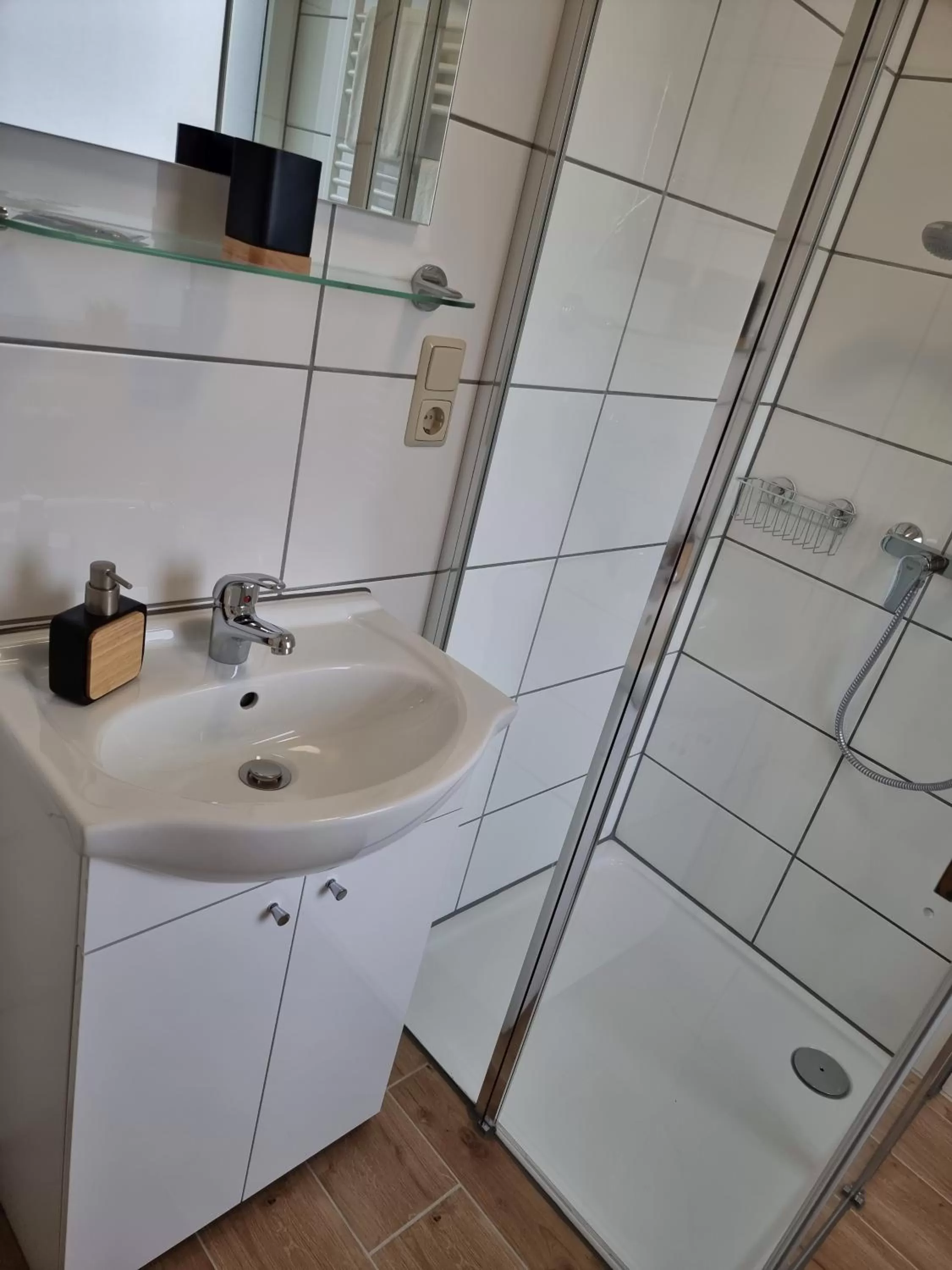 Shower in Gästehaus Grunewald Bed & Breakfast