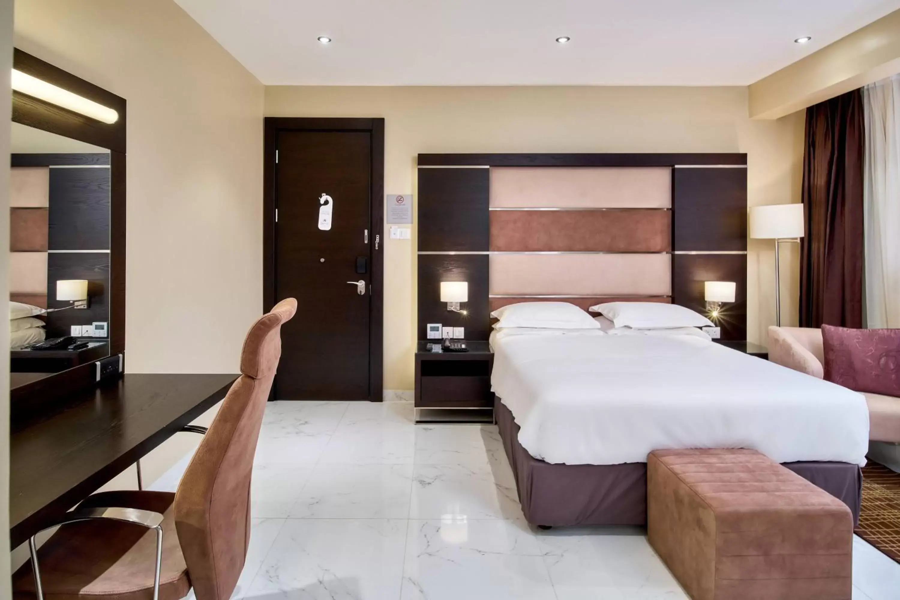 Lounge or bar, Bed in Protea Hotel by Marriott Kampala Skyz